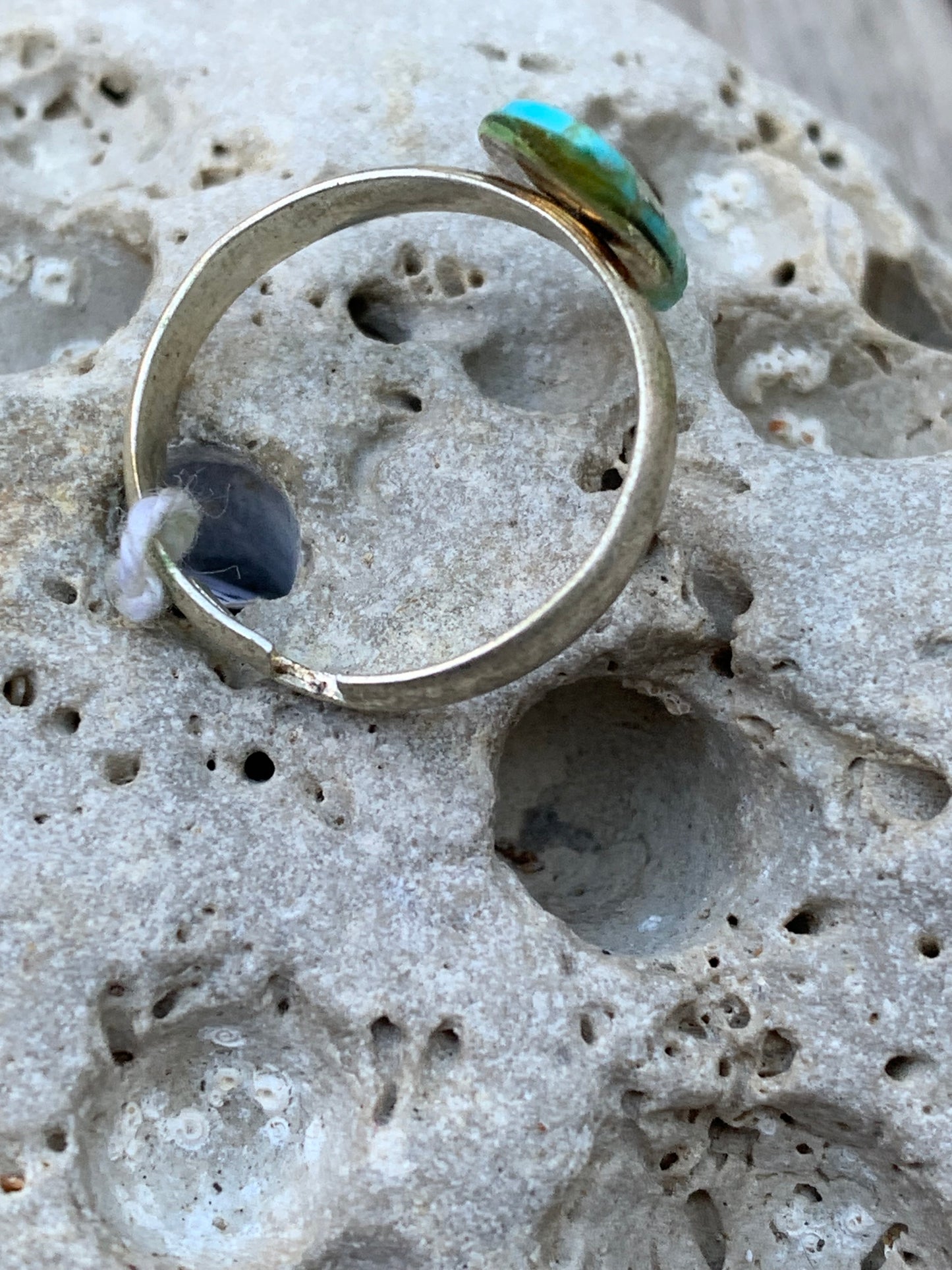 Bague en turquoise des U.S.A, non teintée, cabochon en pierre préparer par un bijoutier Irlandais, collée sur anneau pré-montée en laiton couleur argent ! Taille réglable d'environ 50 à 60 Fr.