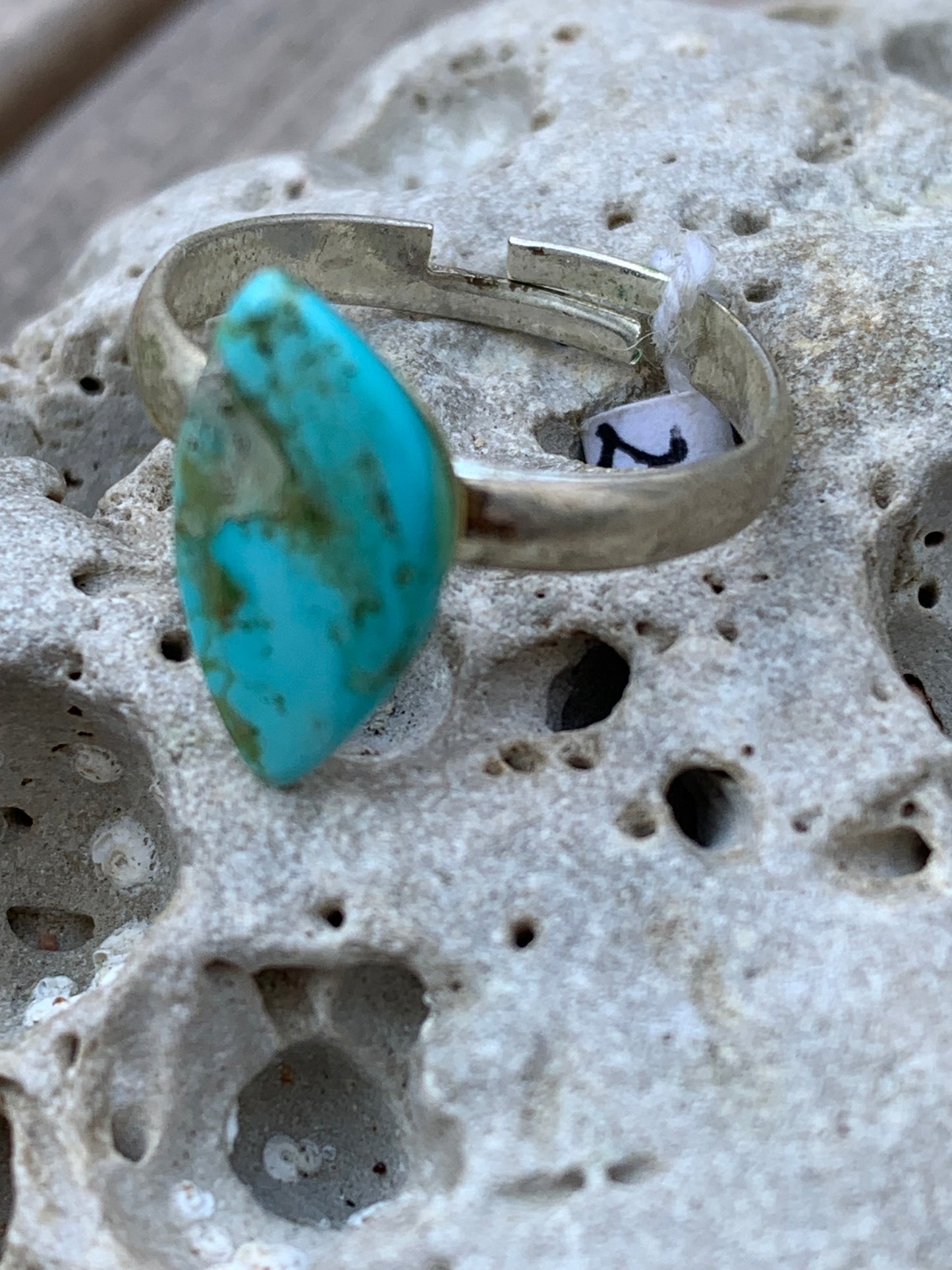 Bague en turquoise des U.S.A, non teintée, cabochon en pierre préparer par un bijoutier Irlandais, collée sur anneau pré-montée en laiton couleur argent ! Taille réglable d'environ 50 à 60 Fr.