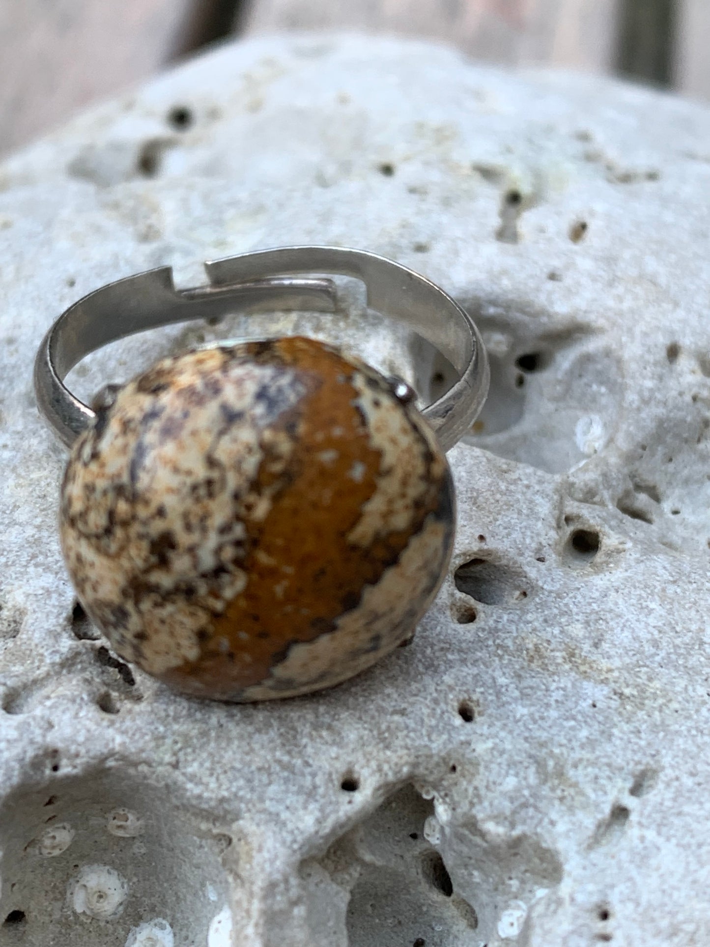 Bague en 'jaspe paysage', non teintée, cabochon en pierre collée sur anneau pré-montée en laiton couleur argent ! Taille réglable d'environ 50 à 60 Fr.