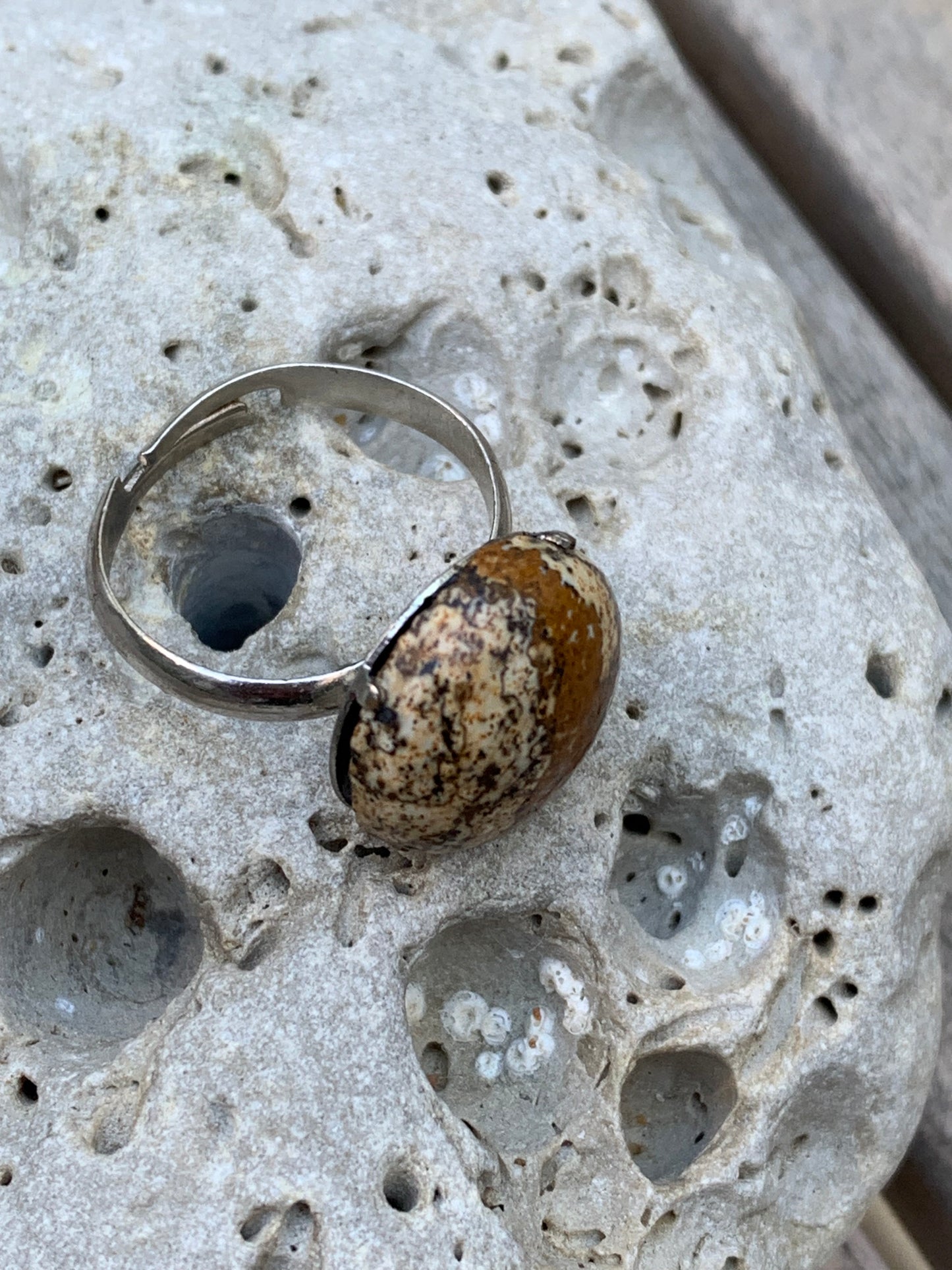 Bague en 'jaspe paysage', non teintée, cabochon en pierre collée sur anneau pré-montée en laiton couleur argent ! Taille réglable d'environ 50 à 60 Fr.