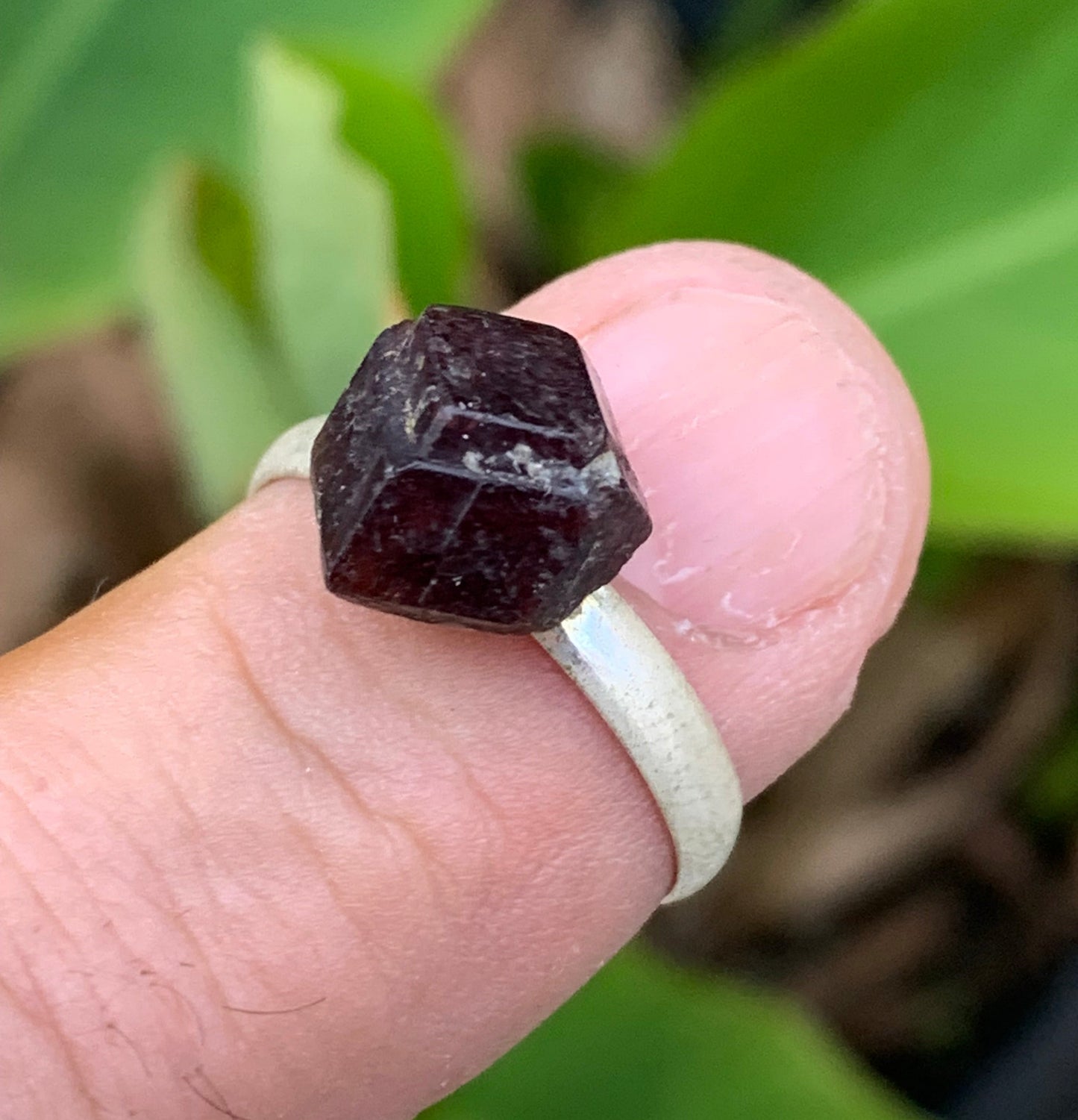 Bague en 'grenat, pièce brute et naturelle, cabochon en pierre collée sur anneau pré-montée en laiton couleur argent ! Taille réglable d'environ 50 à 60 Fr.
