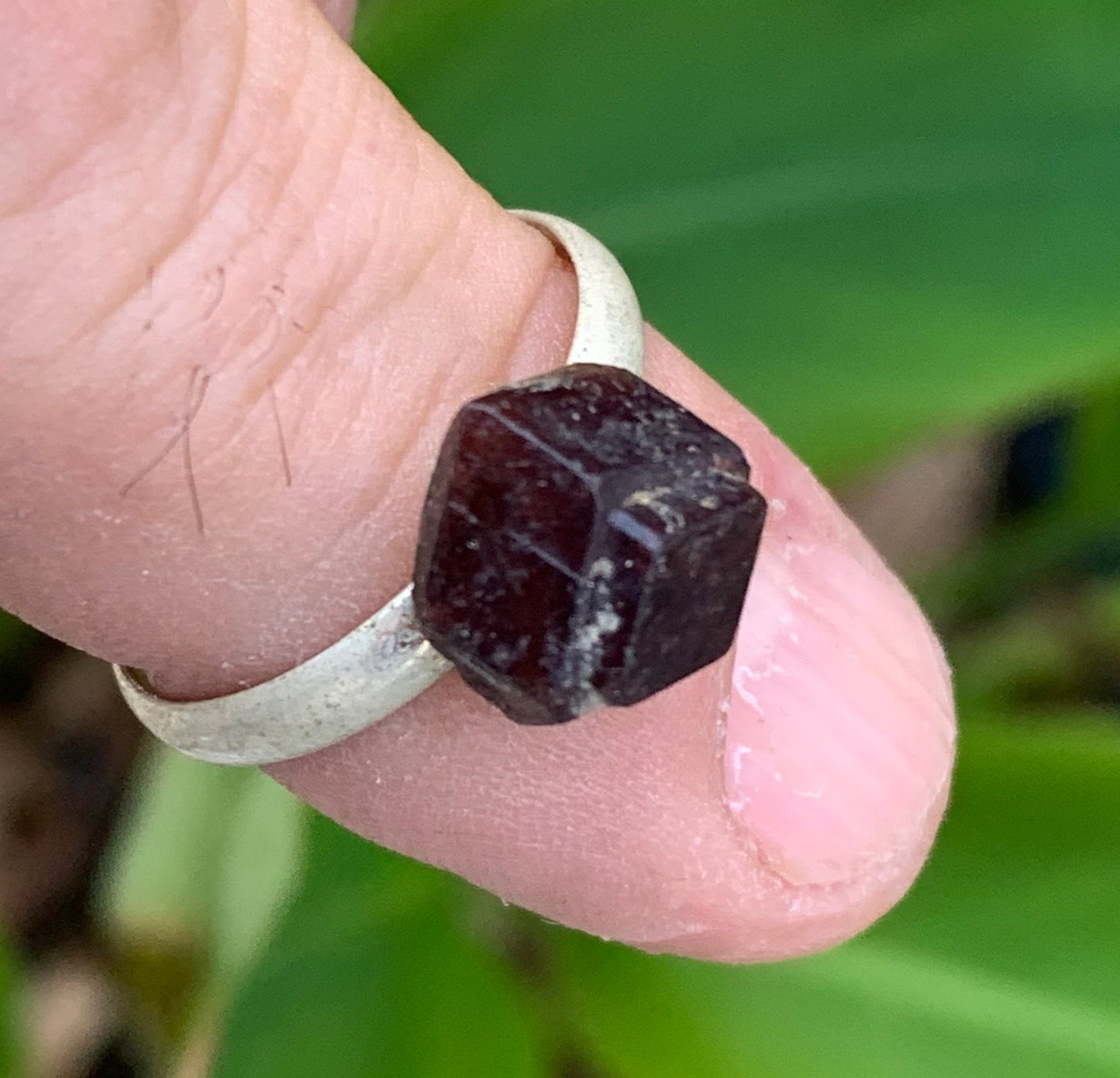Bague en 'grenat, pièce brute et naturelle, cabochon en pierre collée sur anneau pré-montée en laiton couleur argent ! Taille réglable d'environ 50 à 60 Fr.