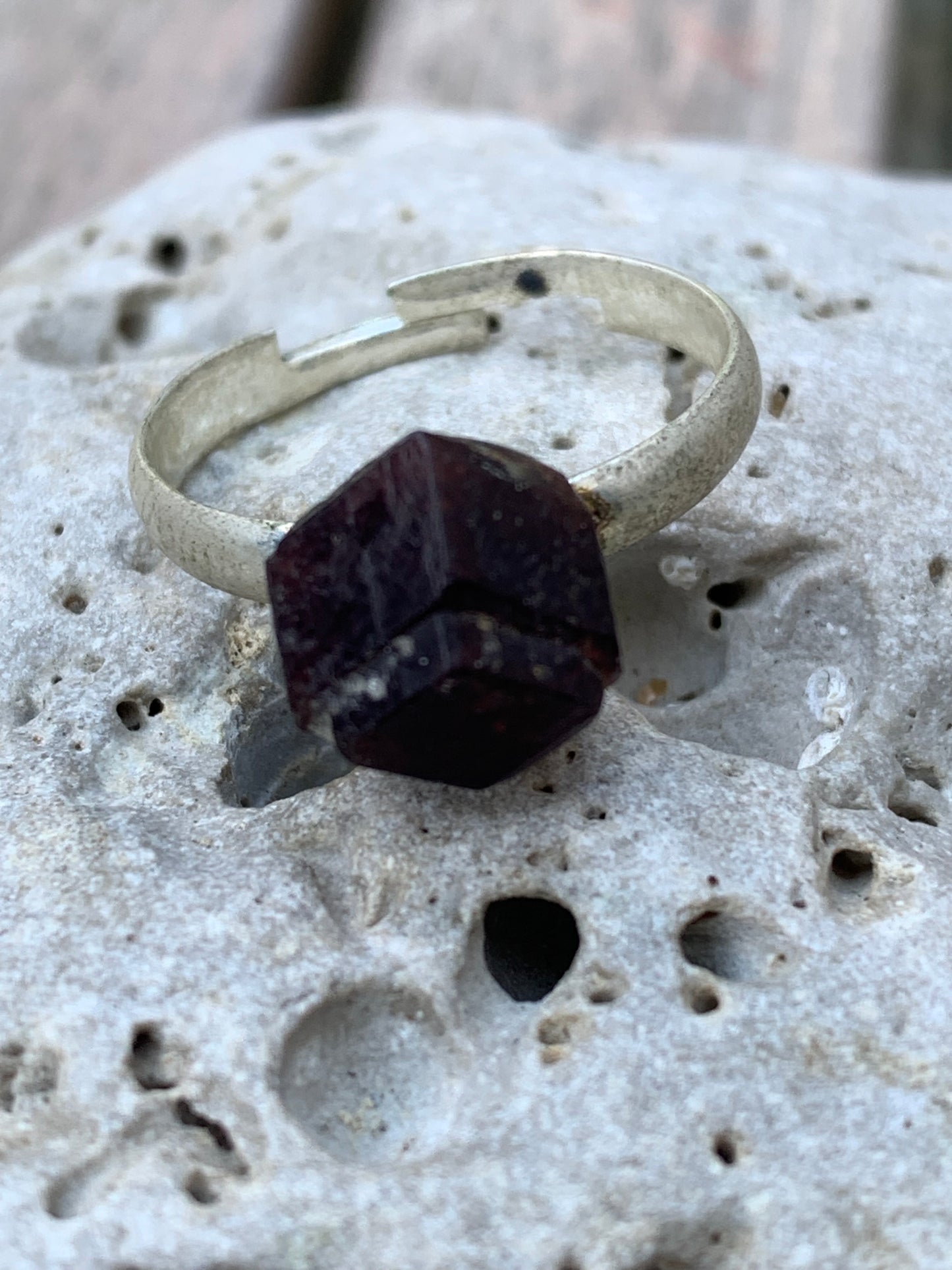 Bague en 'grenat, pièce brute et naturelle, cabochon en pierre collée sur anneau pré-montée en laiton couleur argent ! Taille réglable d'environ 50 à 60 Fr.