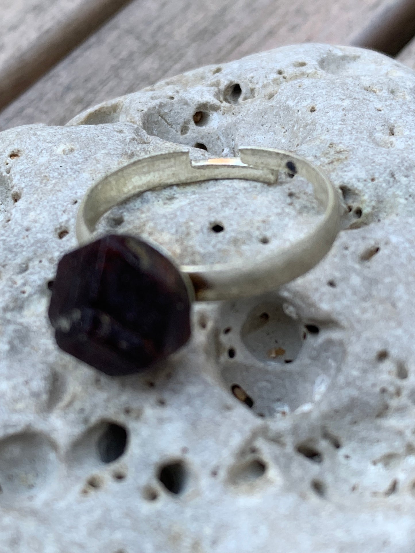Bague en 'grenat, pièce brute et naturelle, cabochon en pierre collée sur anneau pré-montée en laiton couleur argent ! Taille réglable d'environ 50 à 60 Fr.