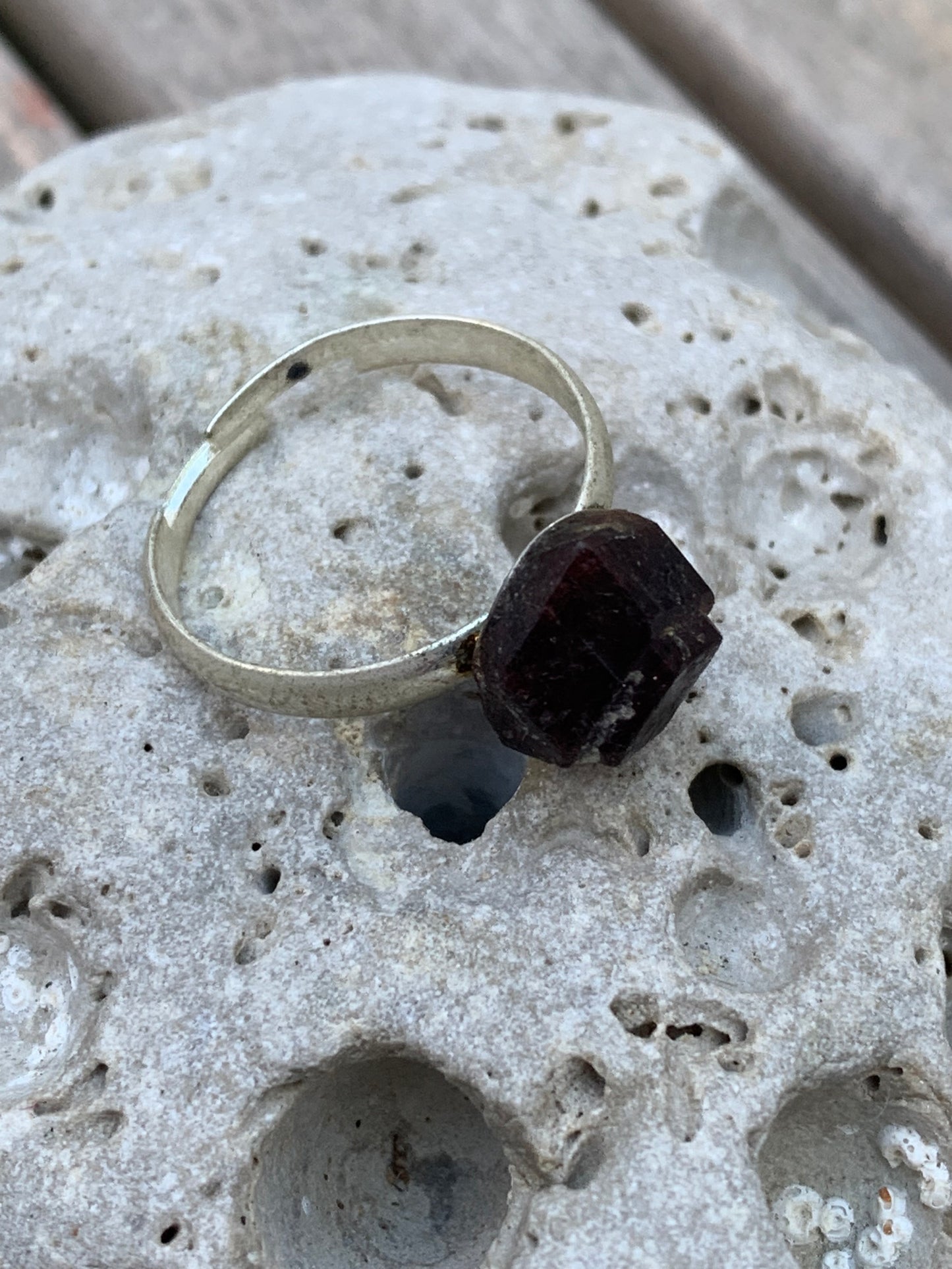 Bague en 'grenat, pièce brute et naturelle, cabochon en pierre collée sur anneau pré-montée en laiton couleur argent ! Taille réglable d'environ 50 à 60 Fr.