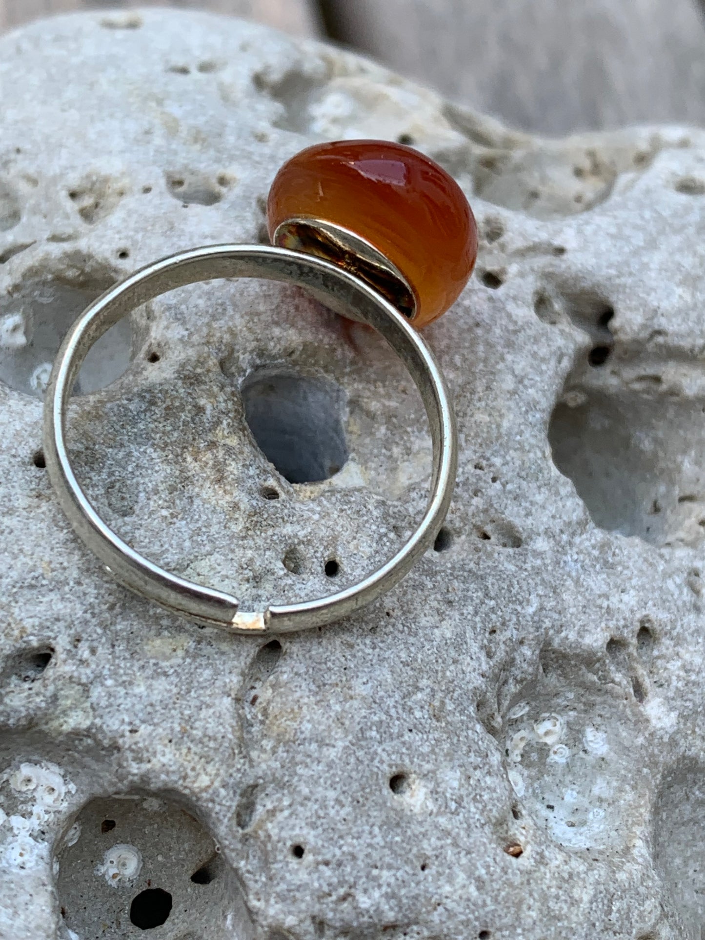 Bague en Cornaline, pièce brute et naturelle, cabochon en pierre collée sur anneau pré-montée en laiton couleur argent ! Taille réglable d'environ 50 à 60 Fr.