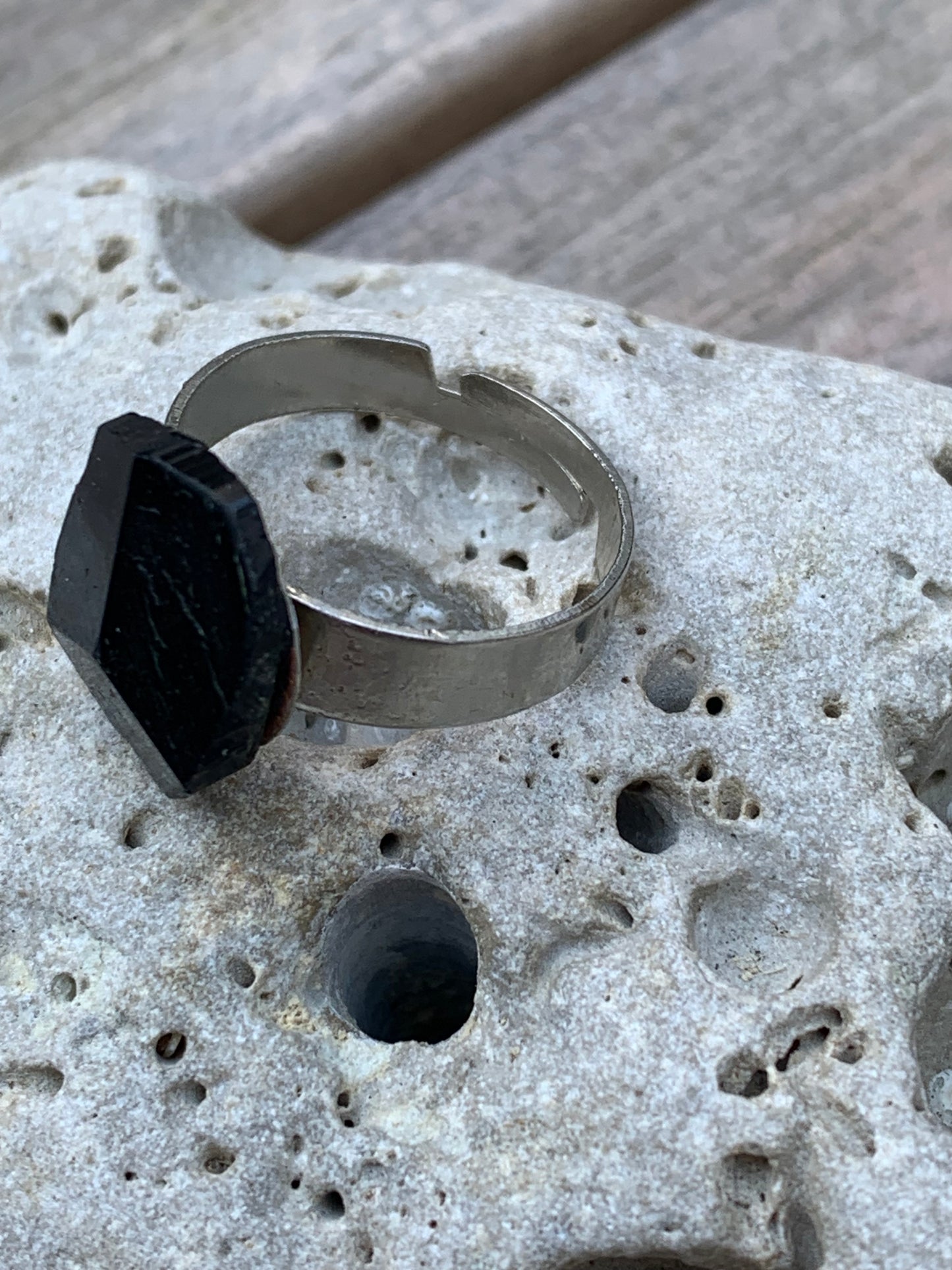 Bague en tourmaline, pièce brute et naturelle avec ses 3 faces magiques ! Cabochon scié en pierre collée sur anneau pré-montée en laiton couleur argent ! Taille réglable d'environ 50 à 60 Fr.