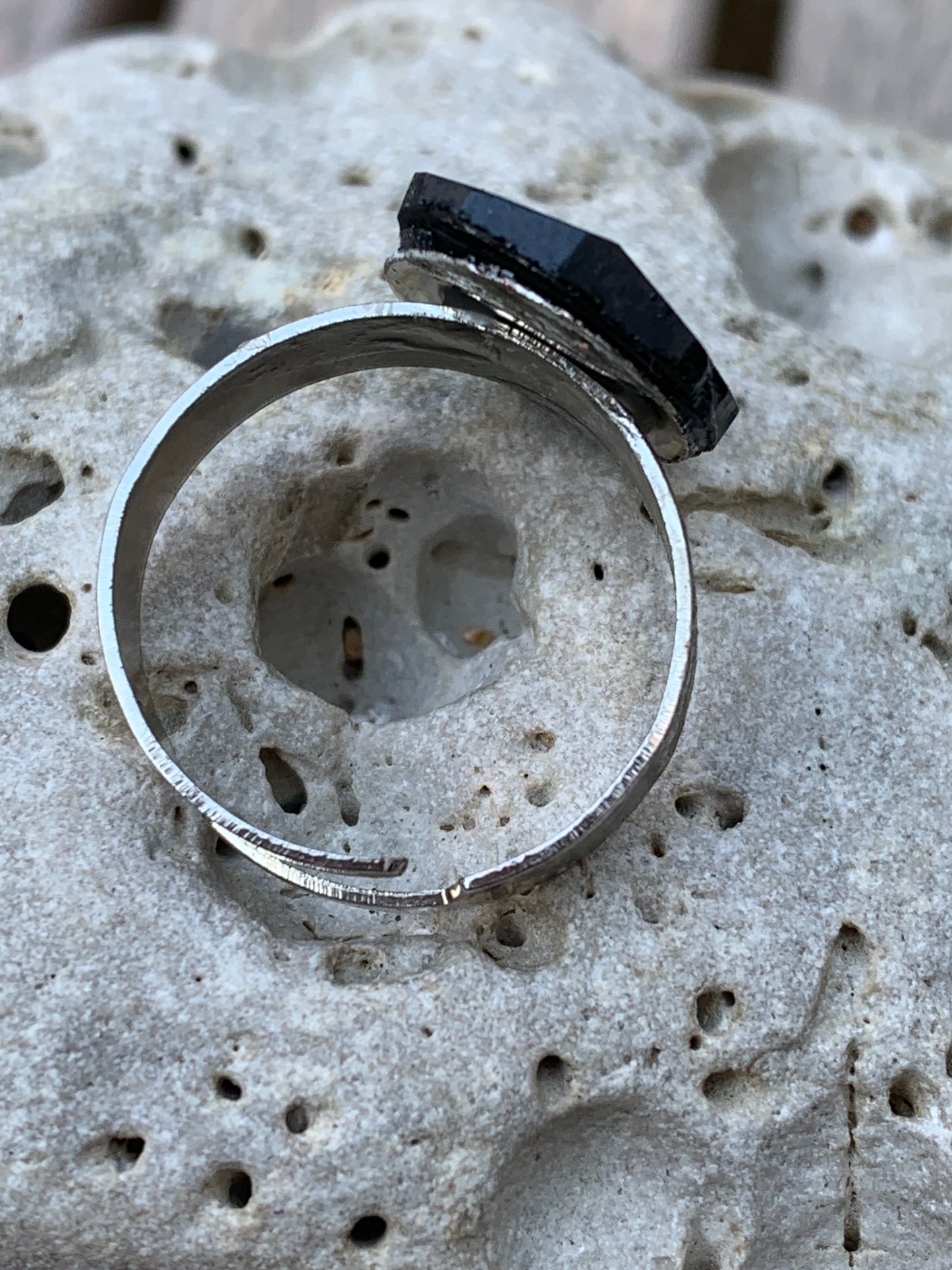 Bague en tourmaline, pièce brute et naturelle avec ses 3 faces magiques ! Cabochon scié en pierre collée sur anneau pré-montée en laiton couleur argent ! Taille réglable d'environ 50 à 60 Fr.
