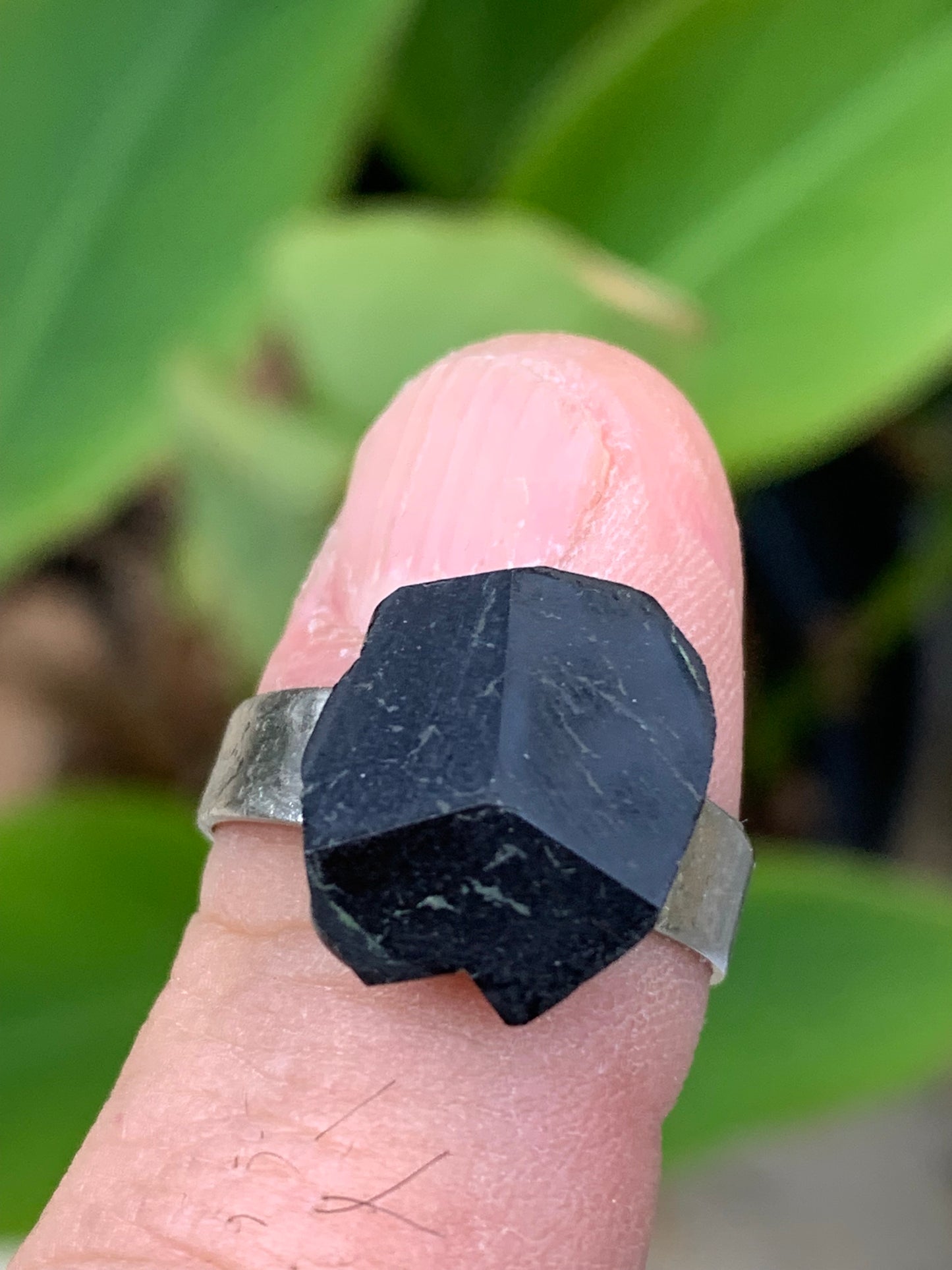Bague en tourmaline, pièce brute et naturelle avec ses 3 faces magiques ! Cabochon scié en pierre collée sur anneau pré-montée en laiton couleur argent ! Taille réglable d'environ 50 à 60 Fr.