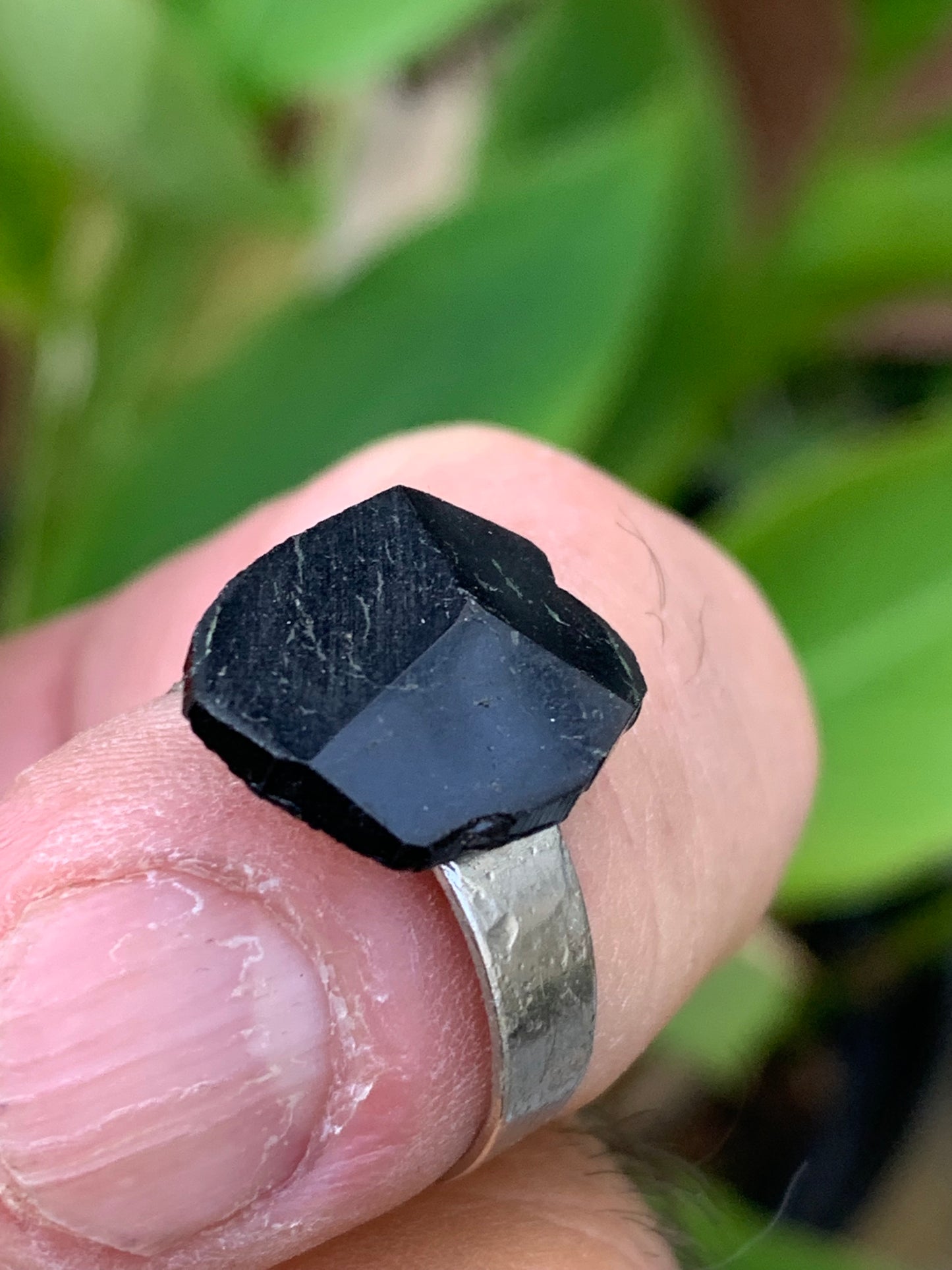 Bague en tourmaline, pièce brute et naturelle avec ses 3 faces magiques ! Cabochon scié en pierre collée sur anneau pré-montée en laiton couleur argent ! Taille réglable d'environ 50 à 60 Fr.