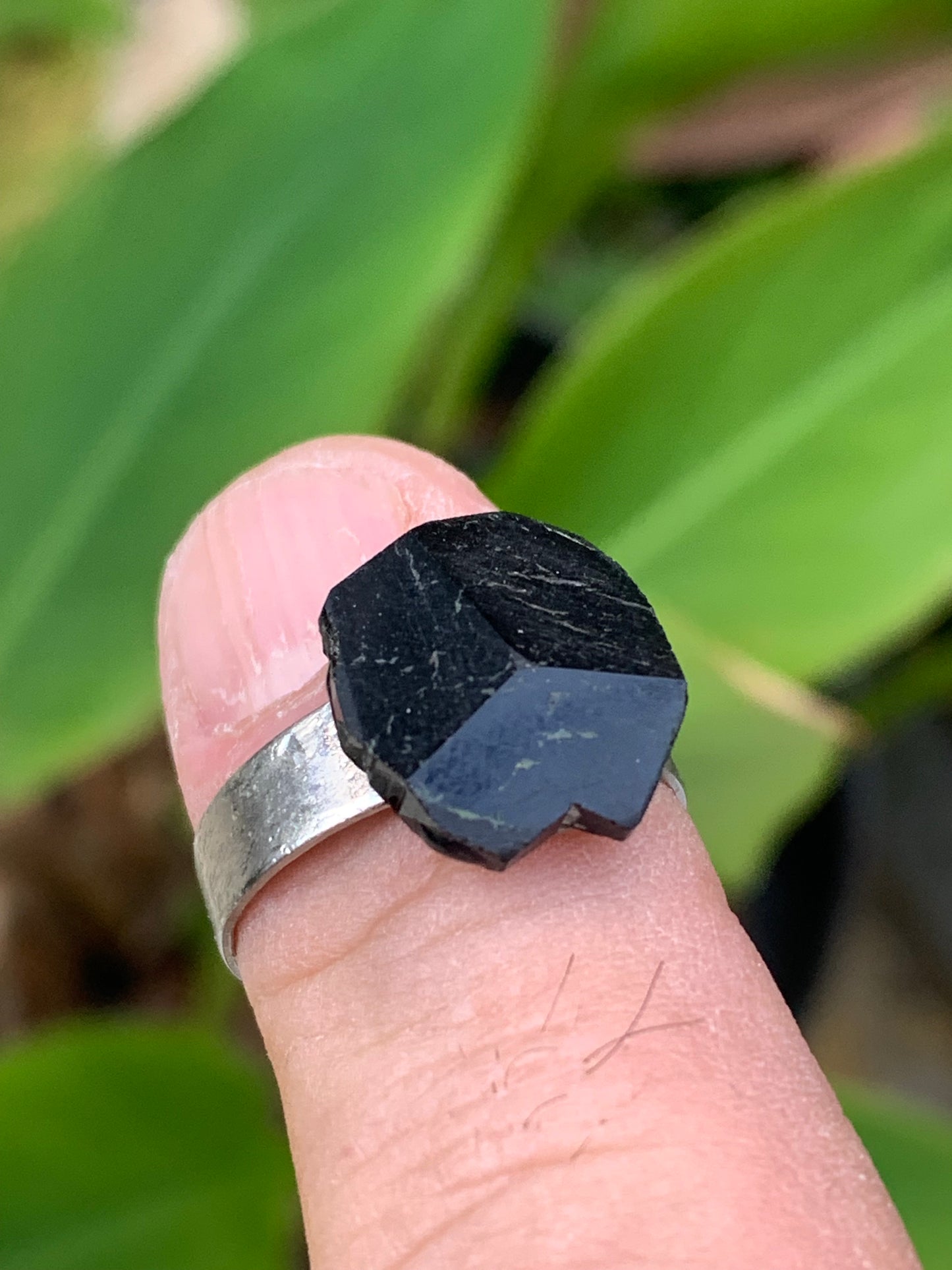 Bague en tourmaline, pièce brute et naturelle avec ses 3 faces magiques ! Cabochon scié en pierre collée sur anneau pré-montée en laiton couleur argent ! Taille réglable d'environ 50 à 60 Fr.