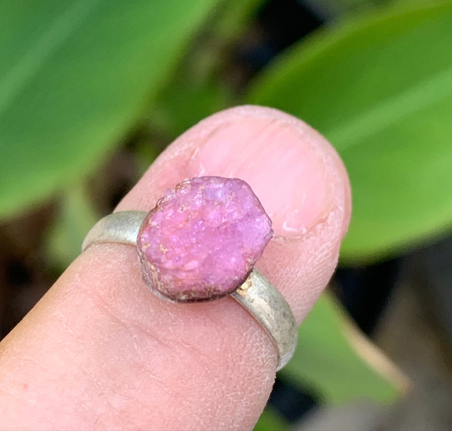 Bague en rubis, corindon naturel collée sur anneau pré-montée en laiton couleur argent ! Taille réglable d'environ 50 à 60 Fr.
