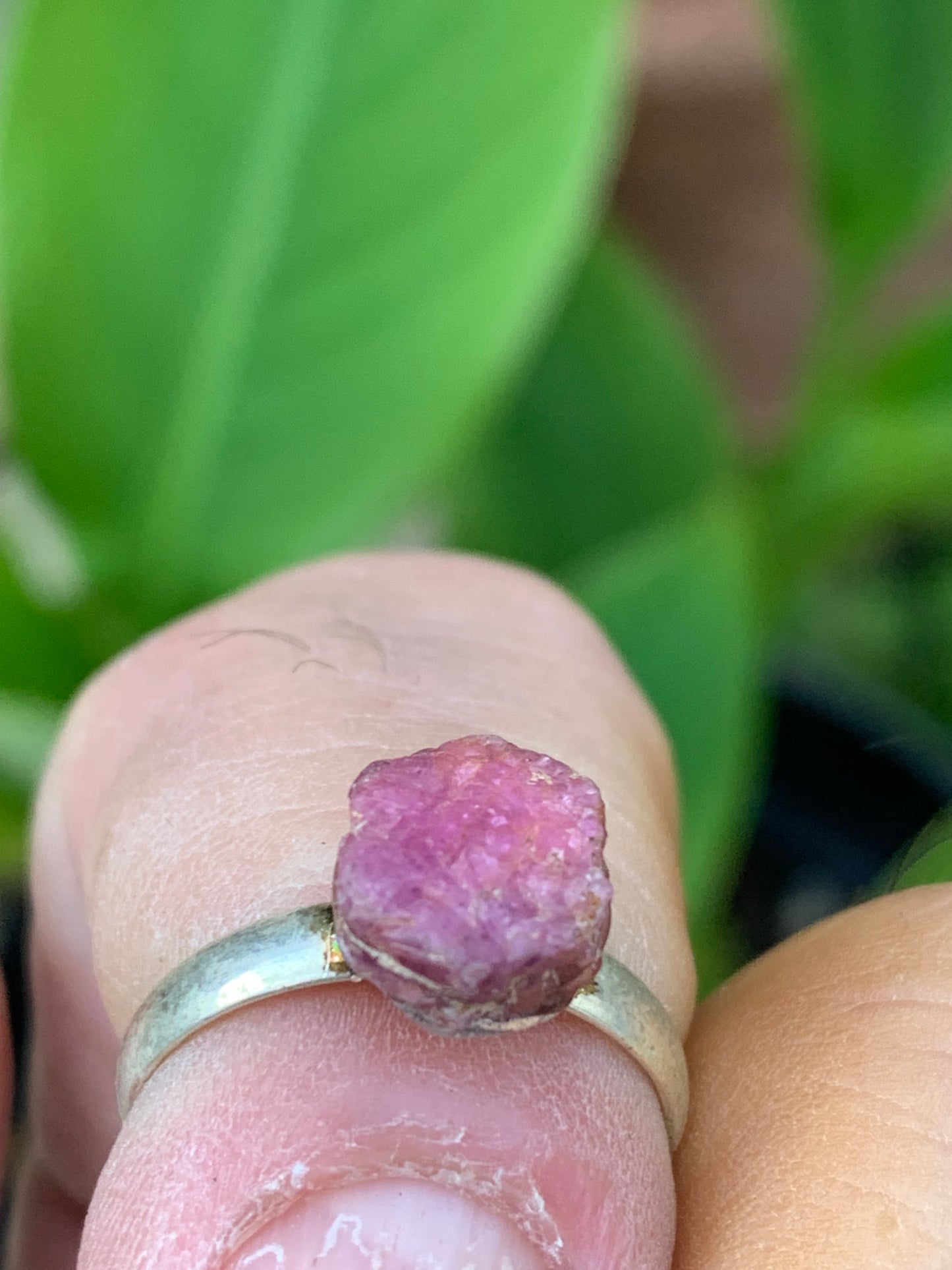 Bague en rubis, corindon naturel collée sur anneau pré-montée en laiton couleur argent ! Taille réglable d'environ 50 à 60 Fr.