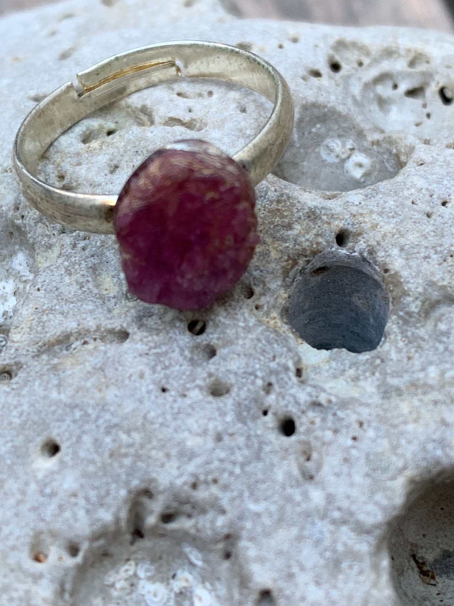 Bague en rubis, corindon naturel collée sur anneau pré-montée en laiton couleur argent ! Taille réglable d'environ 50 à 60 Fr.