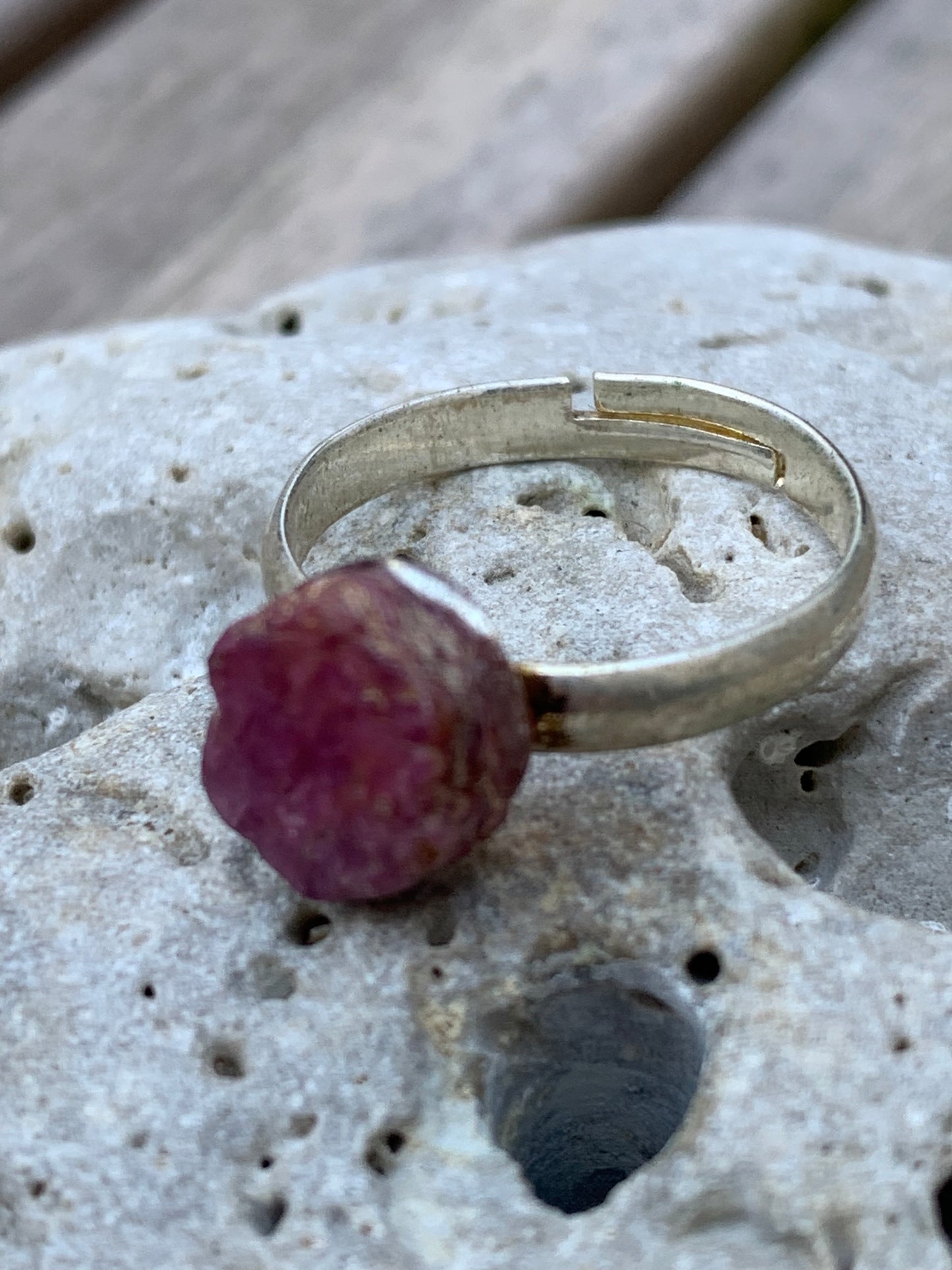 Bague en rubis, corindon naturel collée sur anneau pré-montée en laiton couleur argent ! Taille réglable d'environ 50 à 60 Fr.