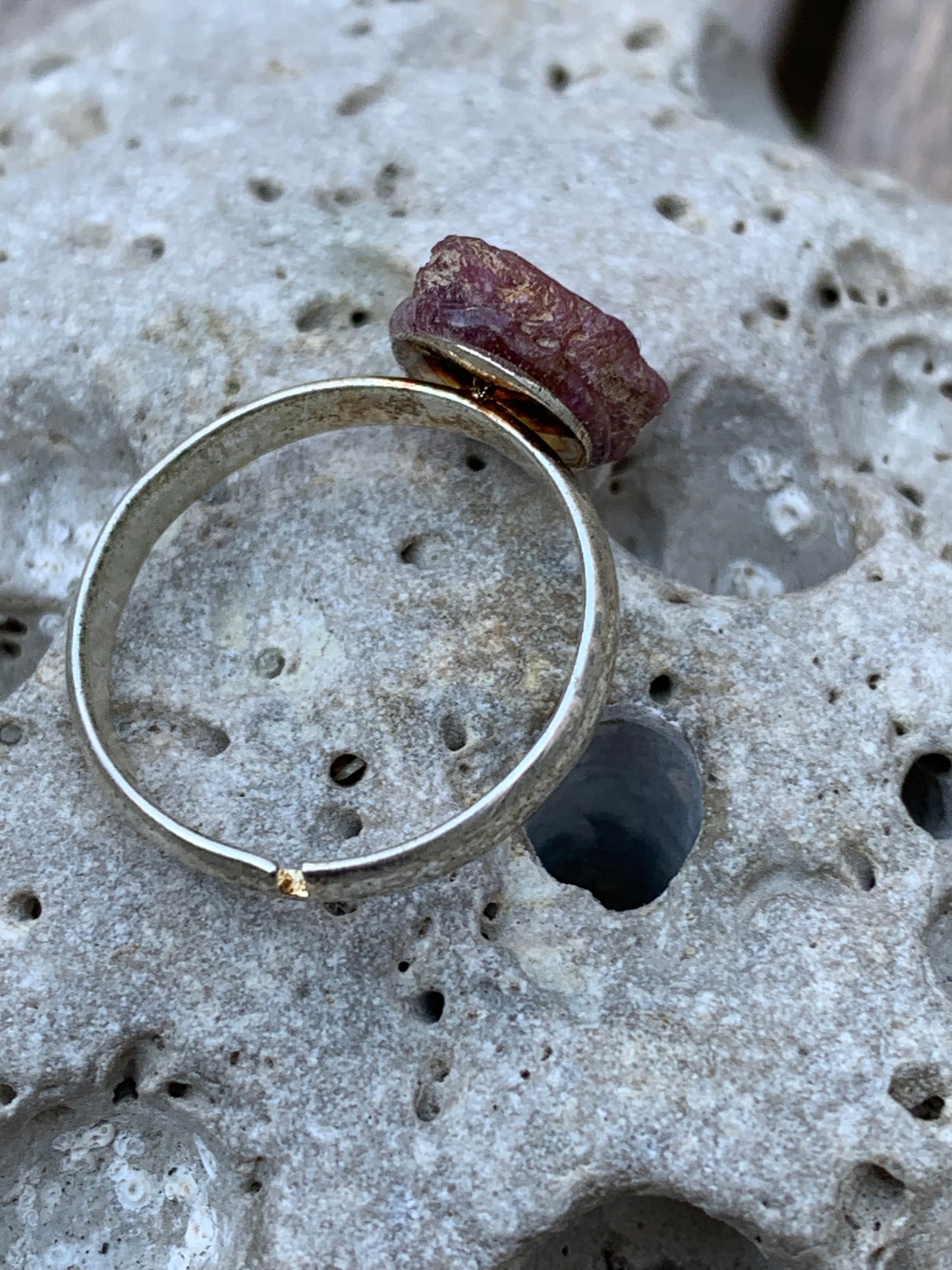 Bague en rubis, corindon naturel collée sur anneau pré-montée en laiton couleur argent ! Taille réglable d'environ 50 à 60 Fr.