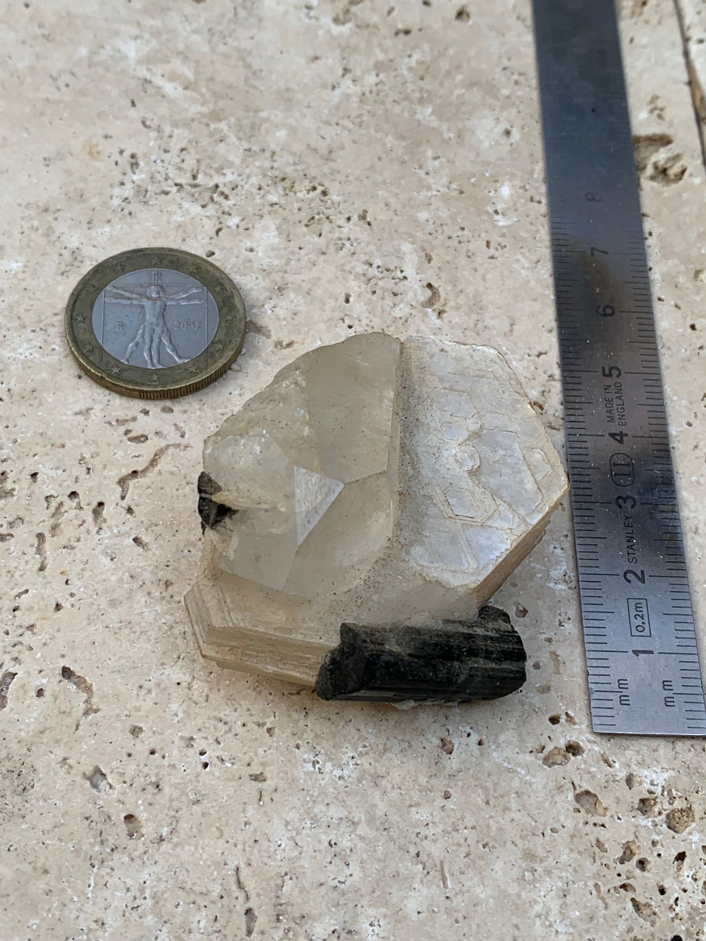 Tourmaline verte/ Verdélite avec Quartz et Muscovite, spécimen naturel de 52 x 44 x 27 mm -46 grammes environ. Superbe petite pièce de minéralogie !