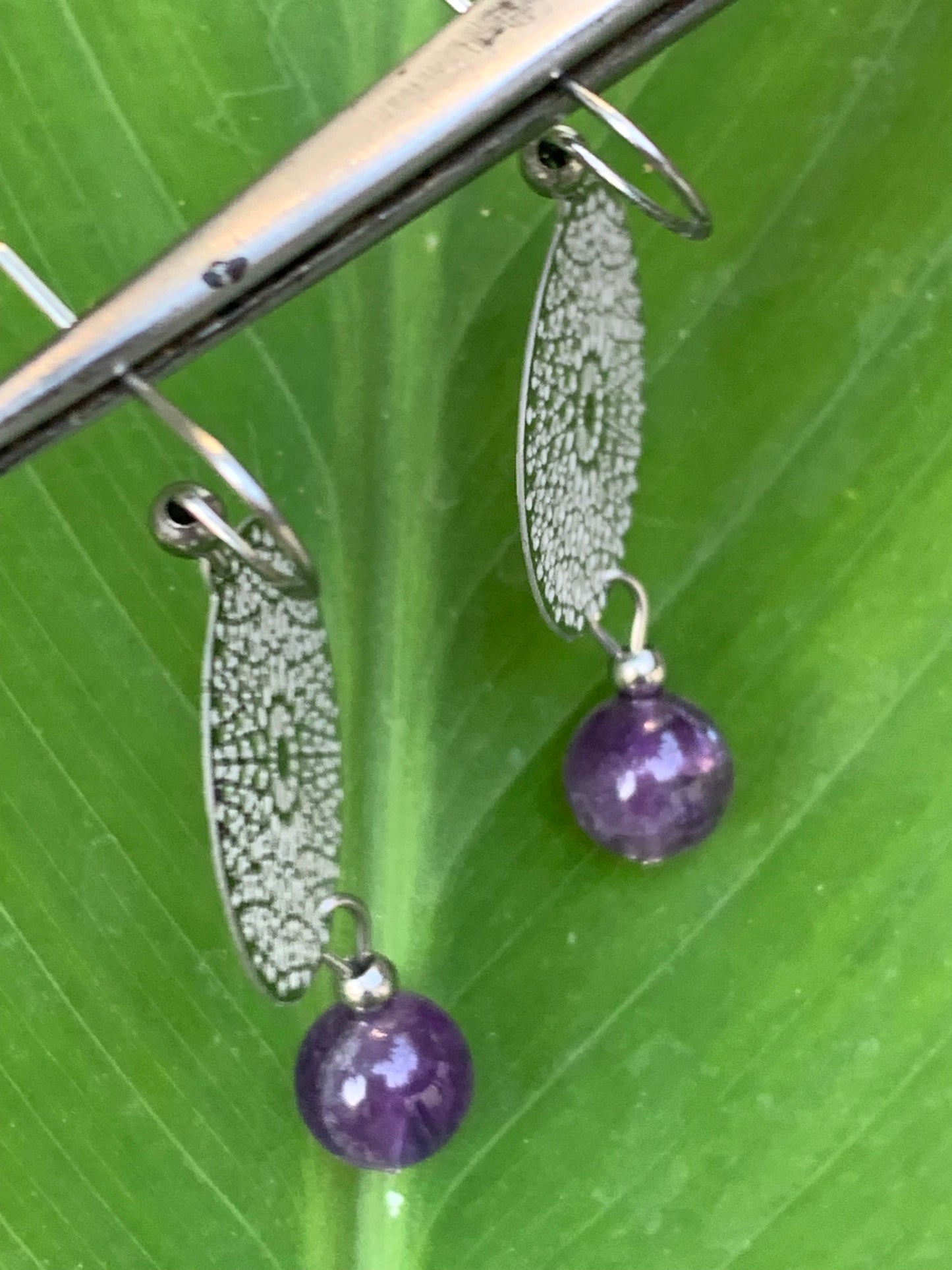 Boucles d'oreilles en Améthyste avec un superbe Mandala en Argent où est suspendue une perle ronde, qualité AA à AAA. Vendu en finition Argent 0.925, parfait !