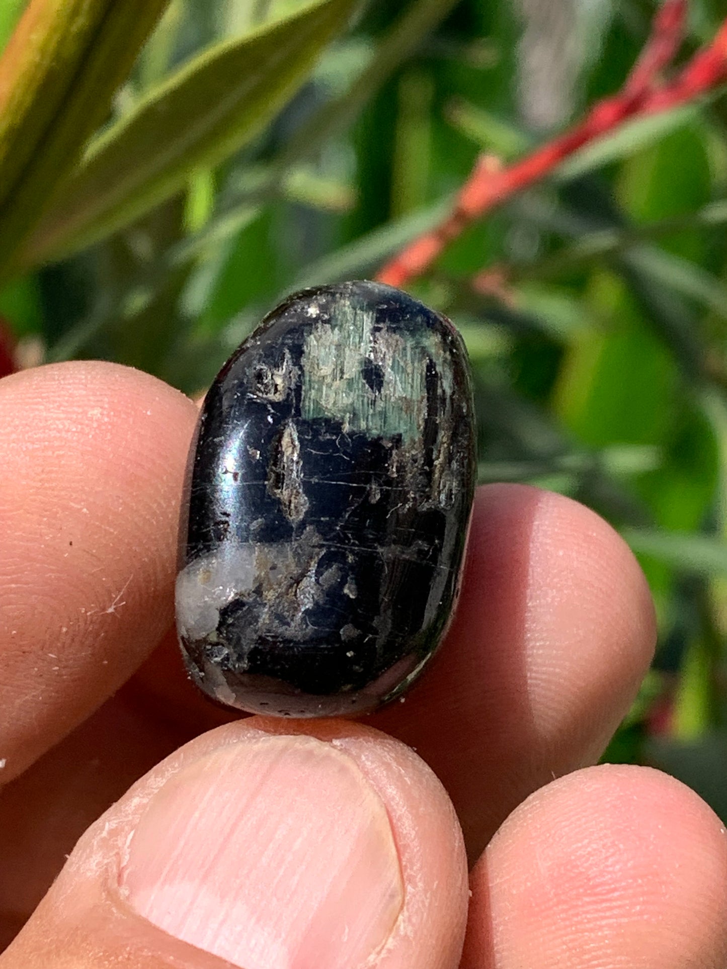 Tourmaline verte/ Verdélite, pierre roulée de 25 x 23 x 16 mm -17,3 grammes environ. Superbe petite pièce de minéralogie !
