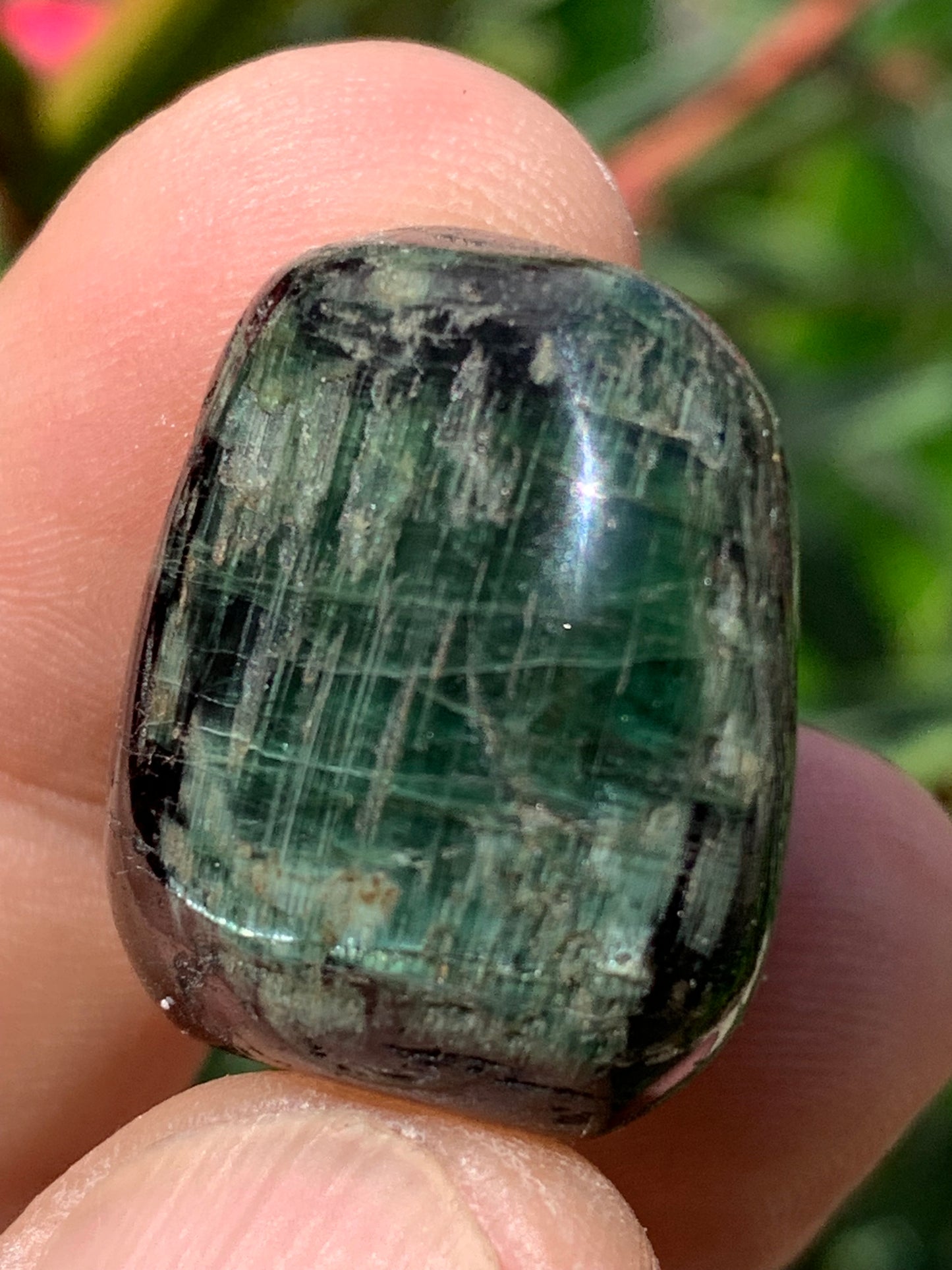 Tourmaline verte/ Verdélite, pierre roulée de 25 x 23 x 16 mm -17,3 grammes environ. Superbe petite pièce de minéralogie !