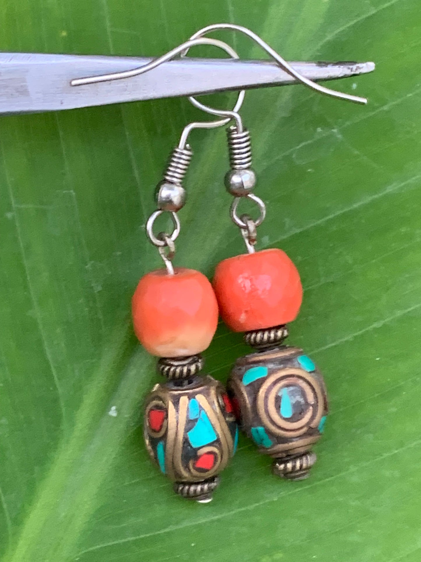 Boucles d'oreilles en perles facettées de Corail rouge avec perle d'Inde sur tige en métal, qualité AA à AAA. Vendu en finition Argent 0.925, laiton ton argent ou doré, parfait !