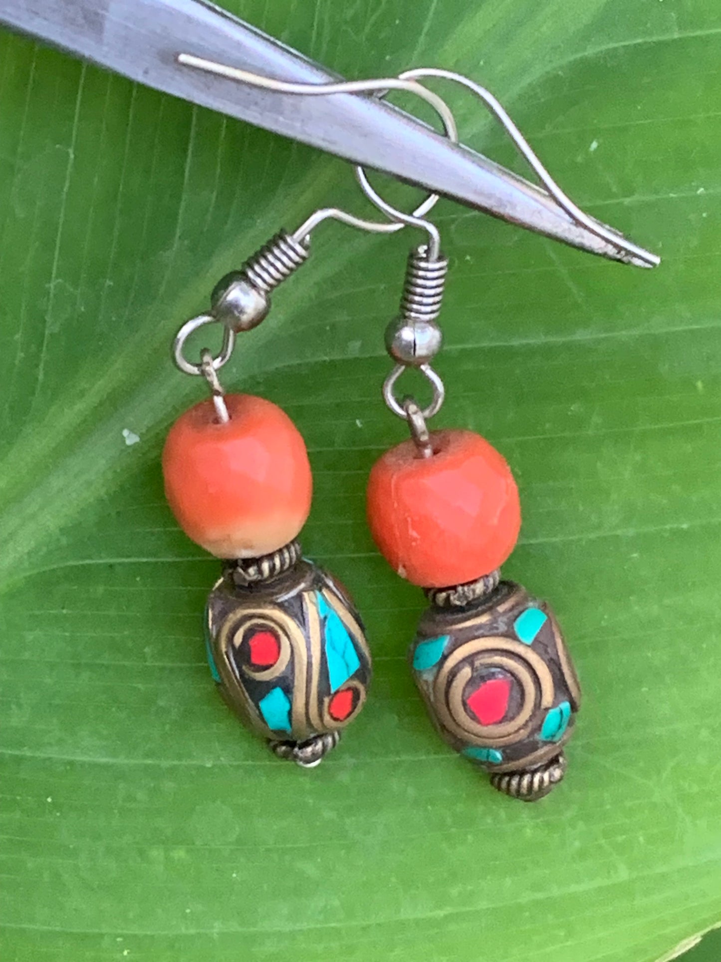 Boucles d'oreilles en perles facettées de Corail rouge avec perle d'Inde sur tige en métal, qualité AA à AAA. Vendu en finition Argent 0.925, laiton ton argent ou doré, parfait !