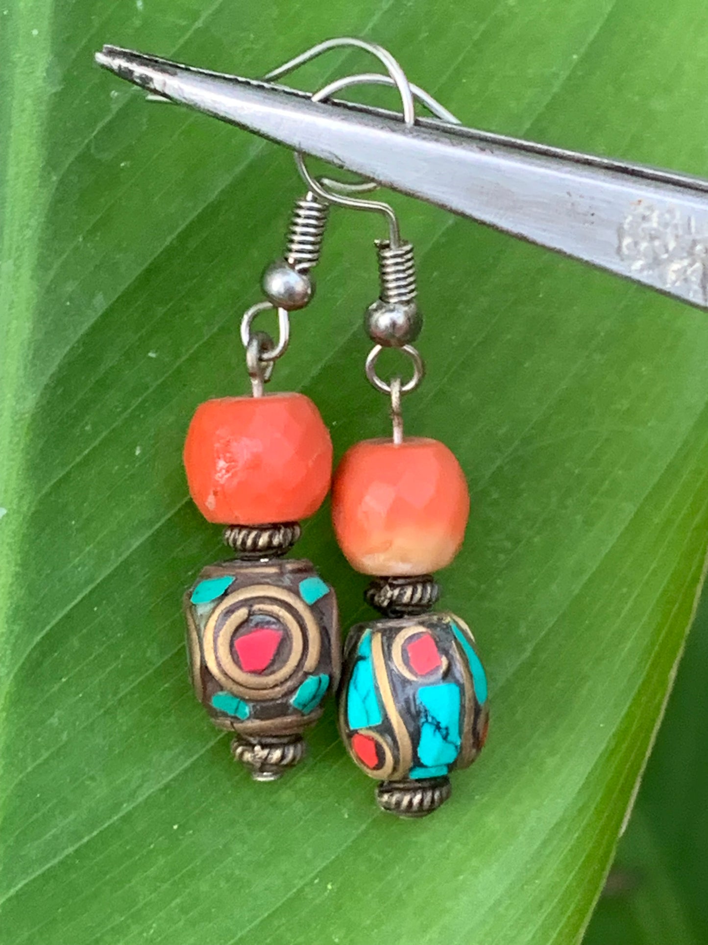 Boucles d'oreilles en perles facettées de Corail rouge avec perle d'Inde sur tige en métal, qualité AA à AAA. Vendu en finition Argent 0.925, laiton ton argent ou doré, parfait !