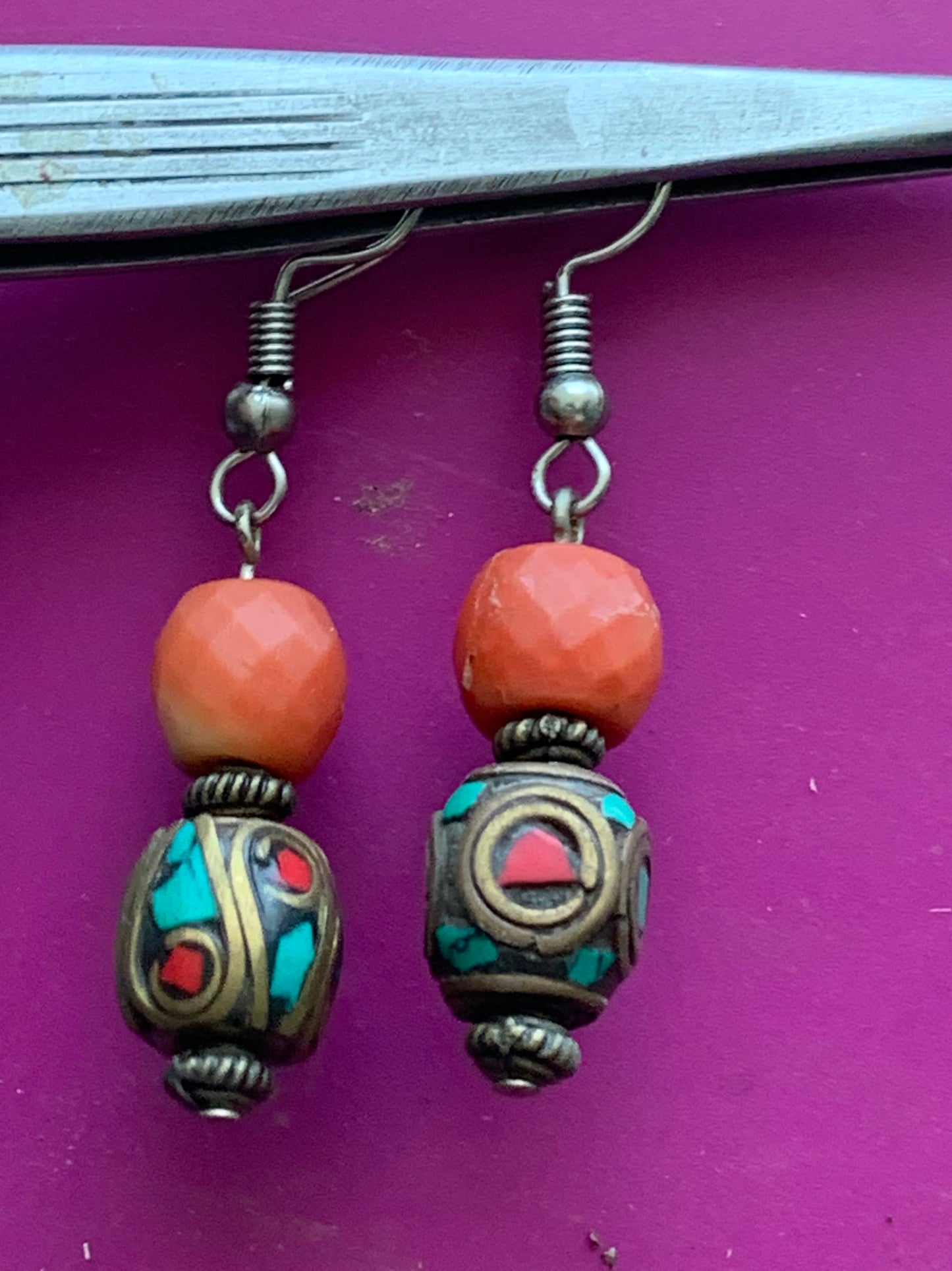 Boucles d'oreilles en perles facettées de Corail rouge avec perle d'Inde sur tige en métal, qualité AA à AAA. Vendu en finition Argent 0.925, laiton ton argent ou doré, parfait !