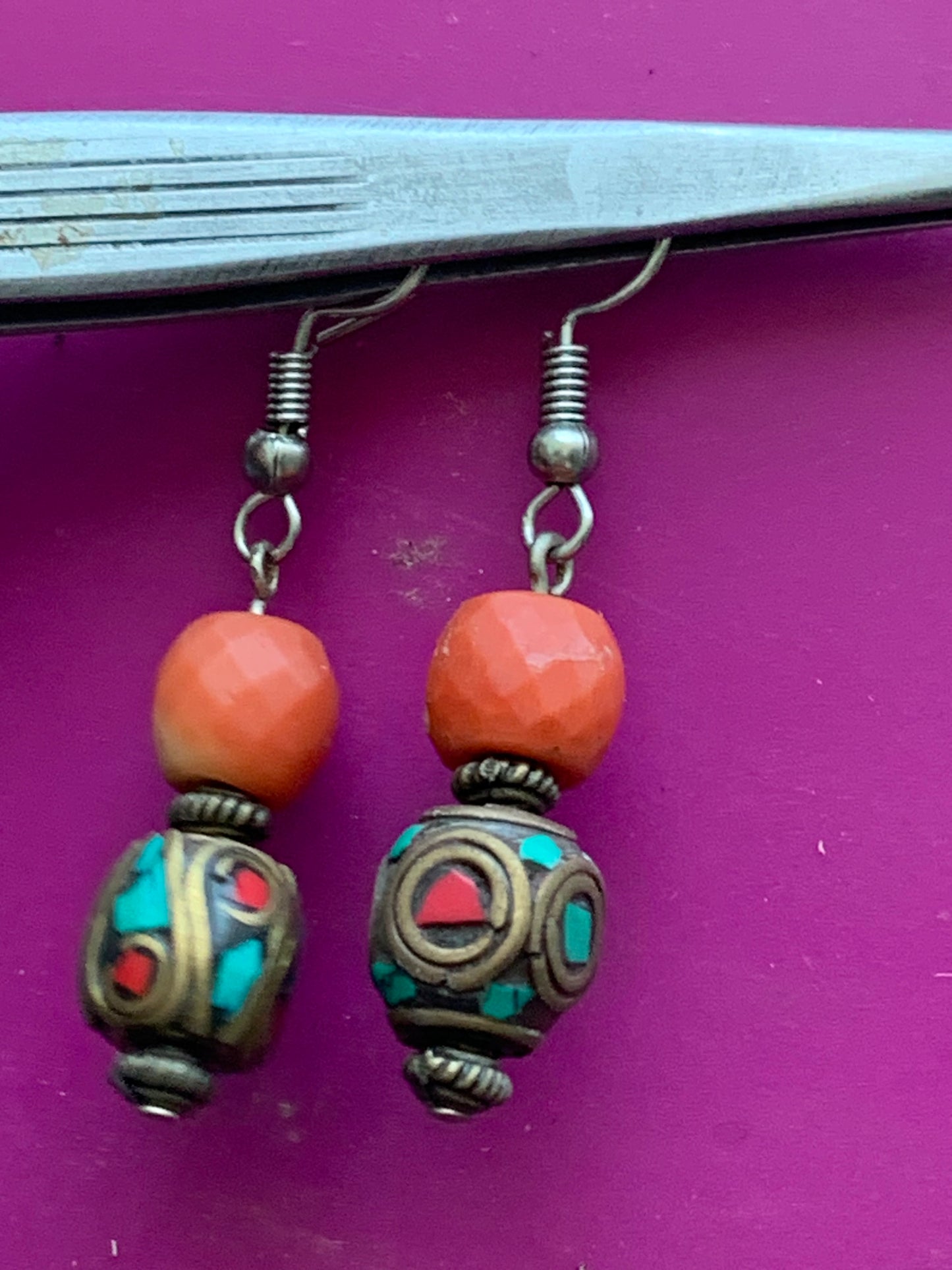 Boucles d'oreilles en perles facettées de Corail rouge avec perle d'Inde sur tige en métal, qualité AA à AAA. Vendu en finition Argent 0.925, laiton ton argent ou doré, parfait !