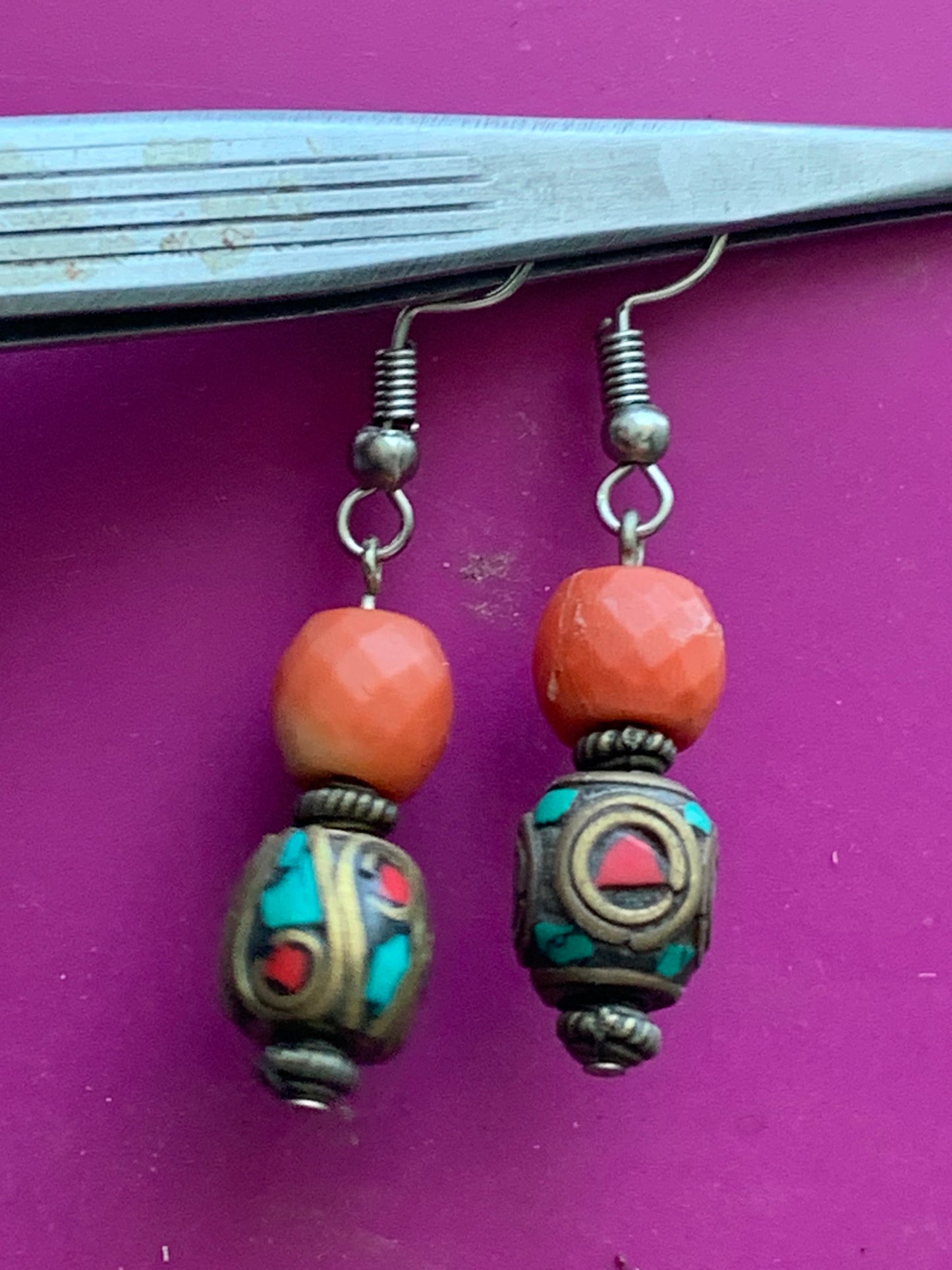 Boucles d'oreilles en perles facettées de Corail rouge avec perle d'Inde sur tige en métal, qualité AA à AAA. Vendu en finition Argent 0.925, laiton ton argent ou doré, parfait !