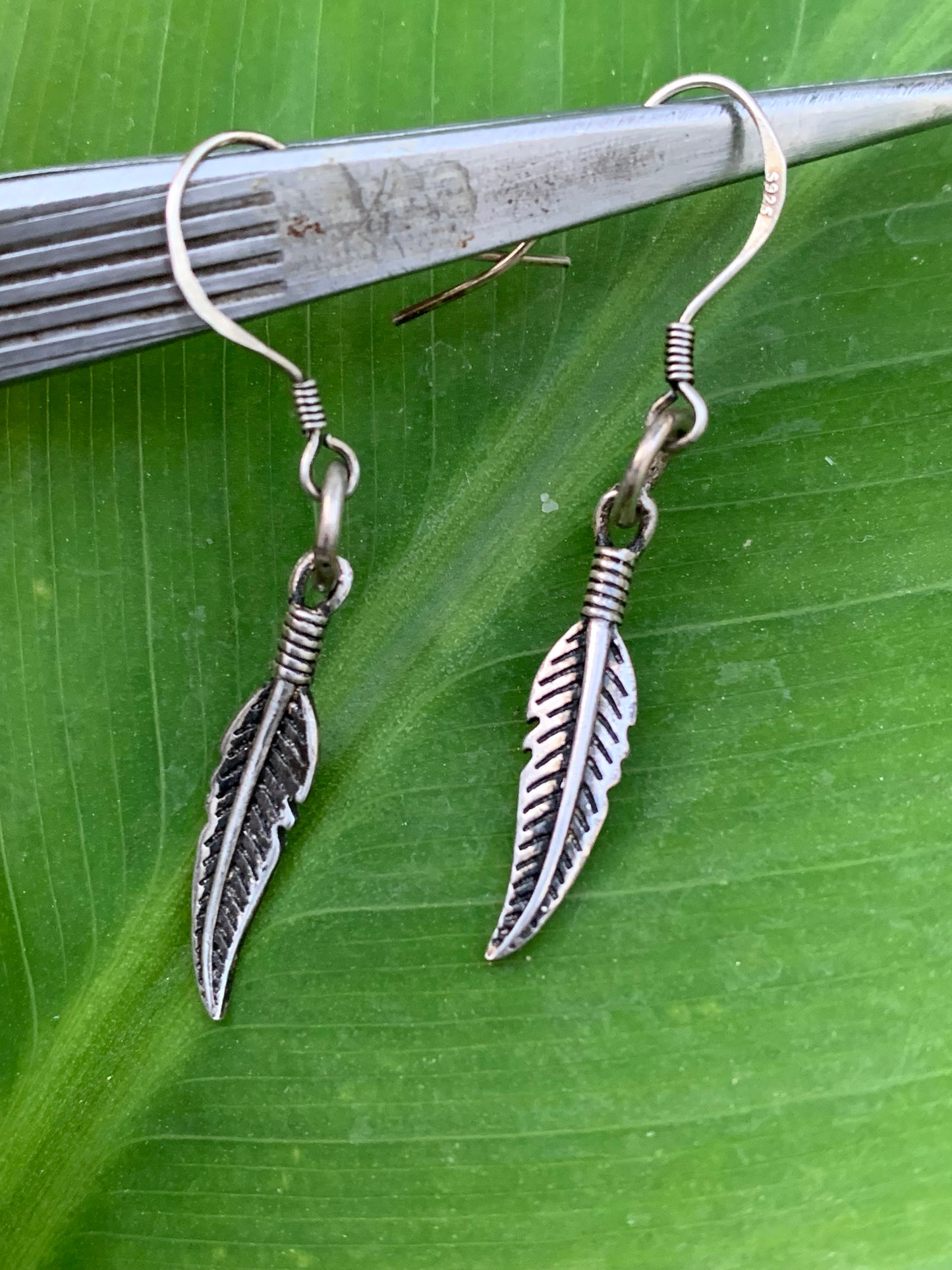 Boucles d'oreilles avec plumes en Argent 0.925, 40 millimètres de longueur, vendu avec bouchon 'stop', parfait !