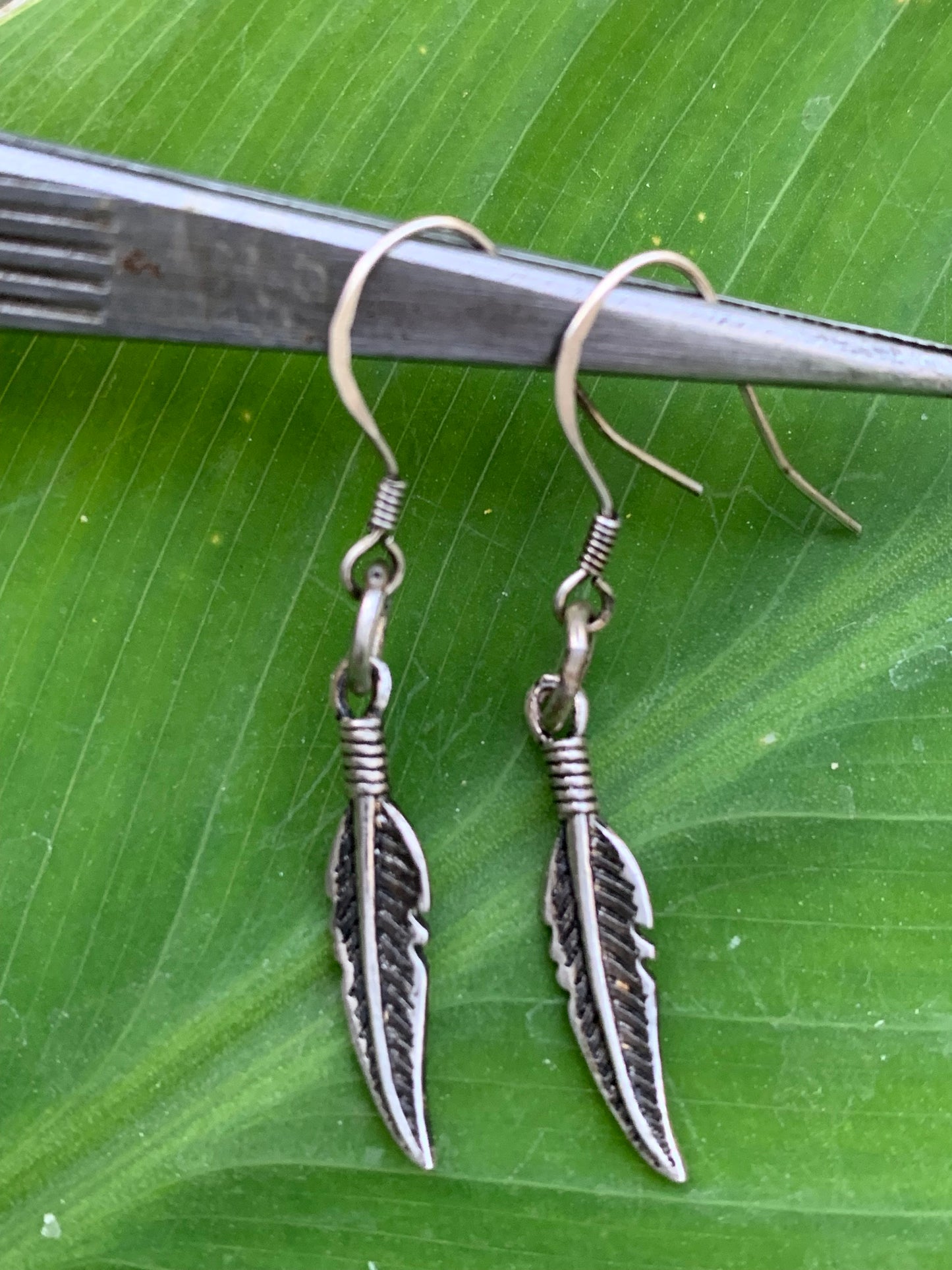 Boucles d'oreilles avec plumes en Argent 0.925, 40 millimètres de longueur, vendu avec bouchon 'stop', parfait !