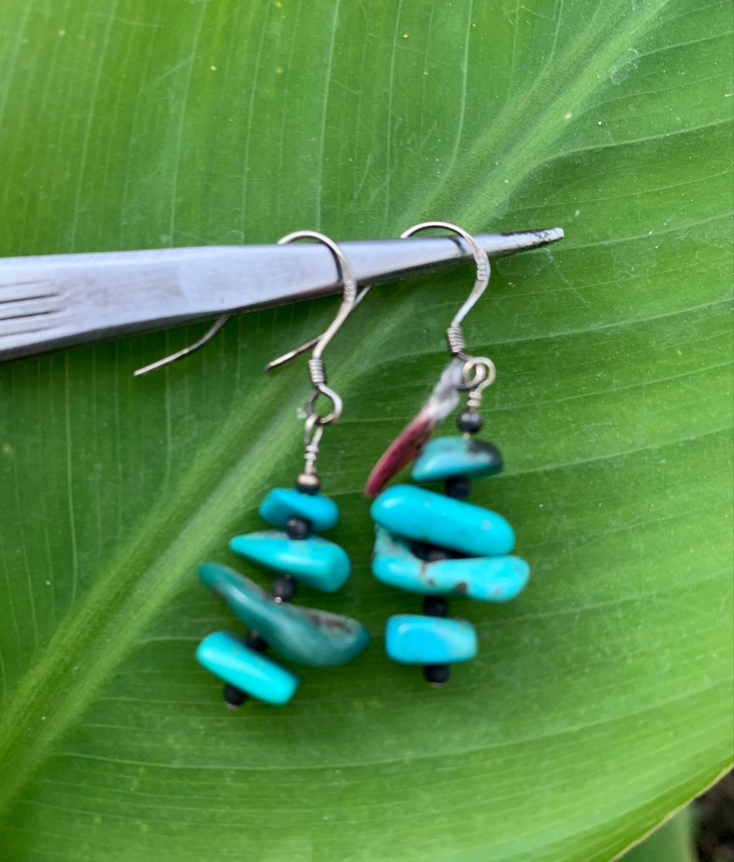 Boucles d'oreilles en Turquoise , perles 'pétales' sur tige en métal, qualité AA à AAA. Vendu en finition Argent ou en laiton argenté, parfait !