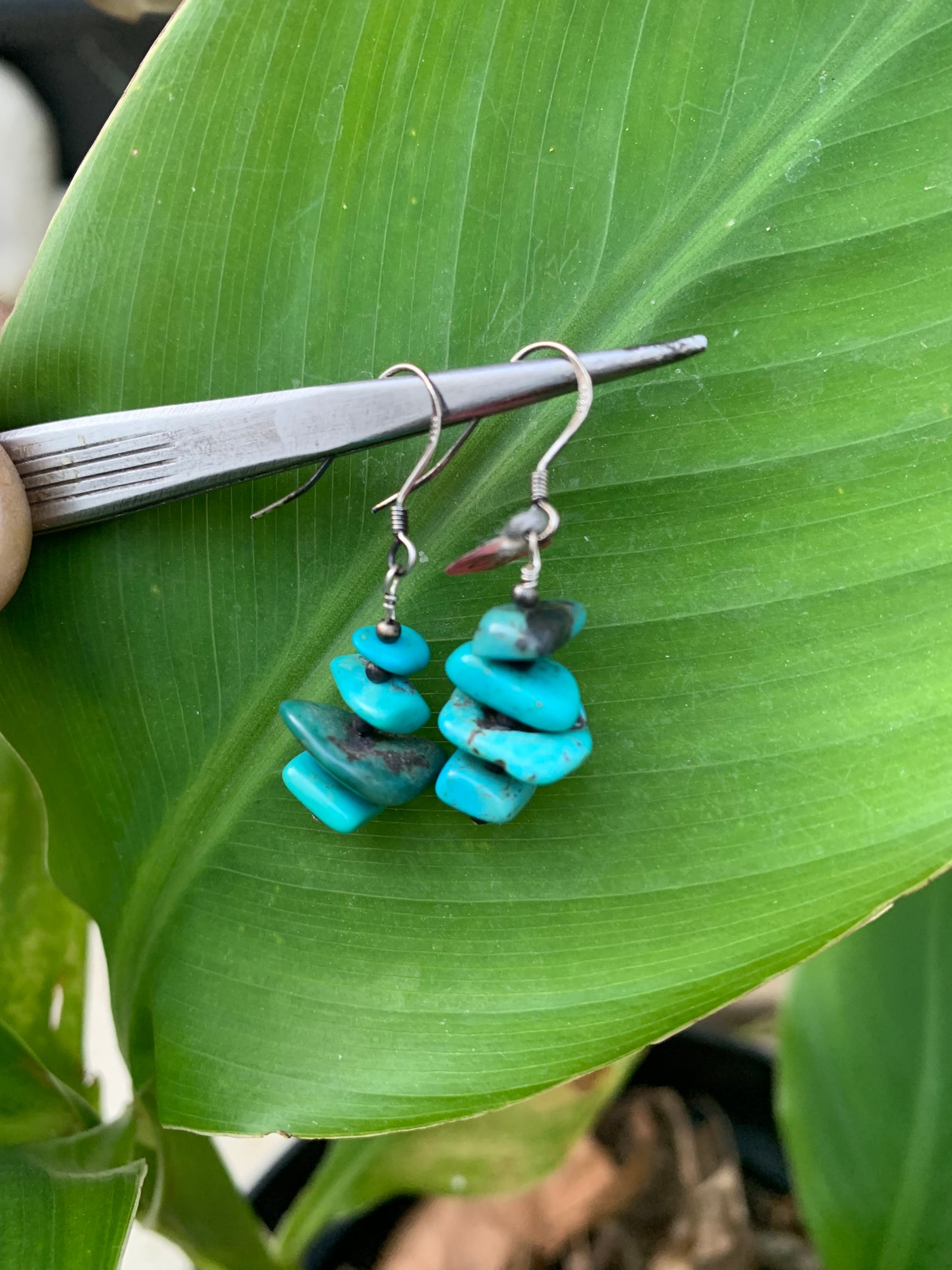 Boucles d'oreilles en Turquoise , perles 'pétales' sur tige en métal, qualité AA à AAA. Vendu en finition Argent ou en laiton argenté, parfait !