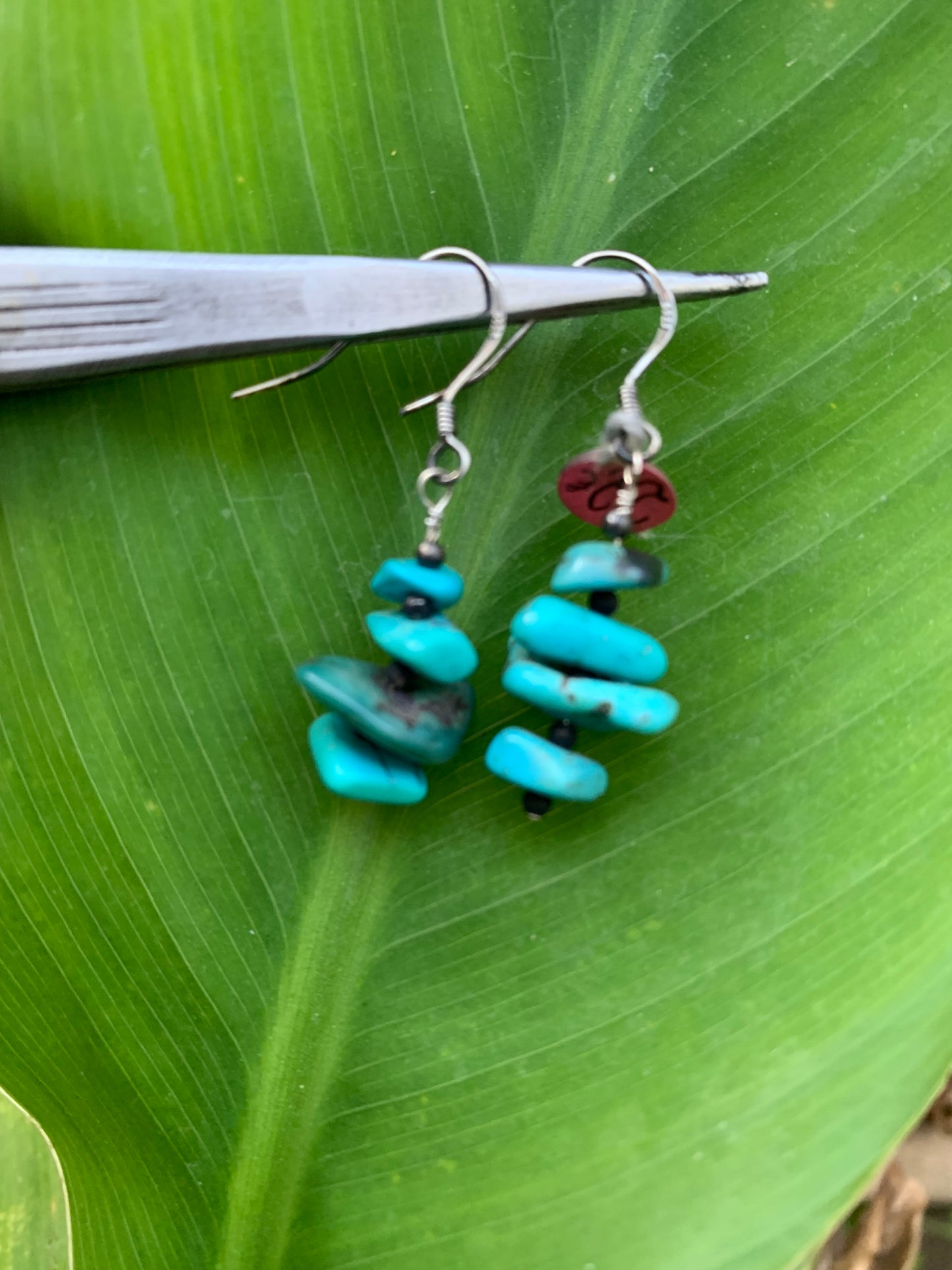 Boucles d'oreilles en Turquoise , perles 'pétales' sur tige en métal, qualité AA à AAA. Vendu en finition Argent ou en laiton argenté, parfait !