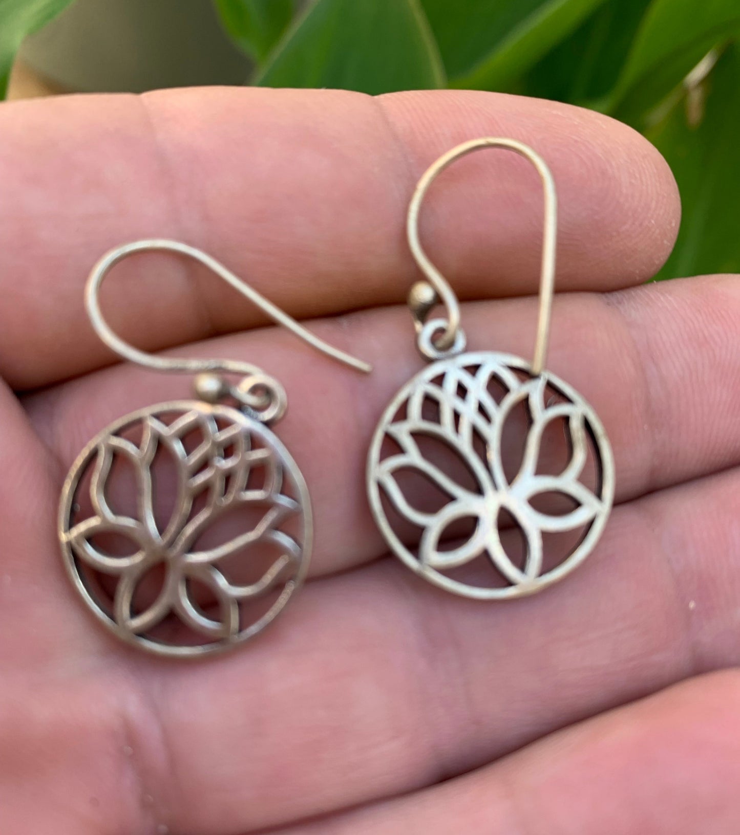 Lotus-shaped earrings, 20 millimeters in diameter, brass finish, very beautiful model, perfect!