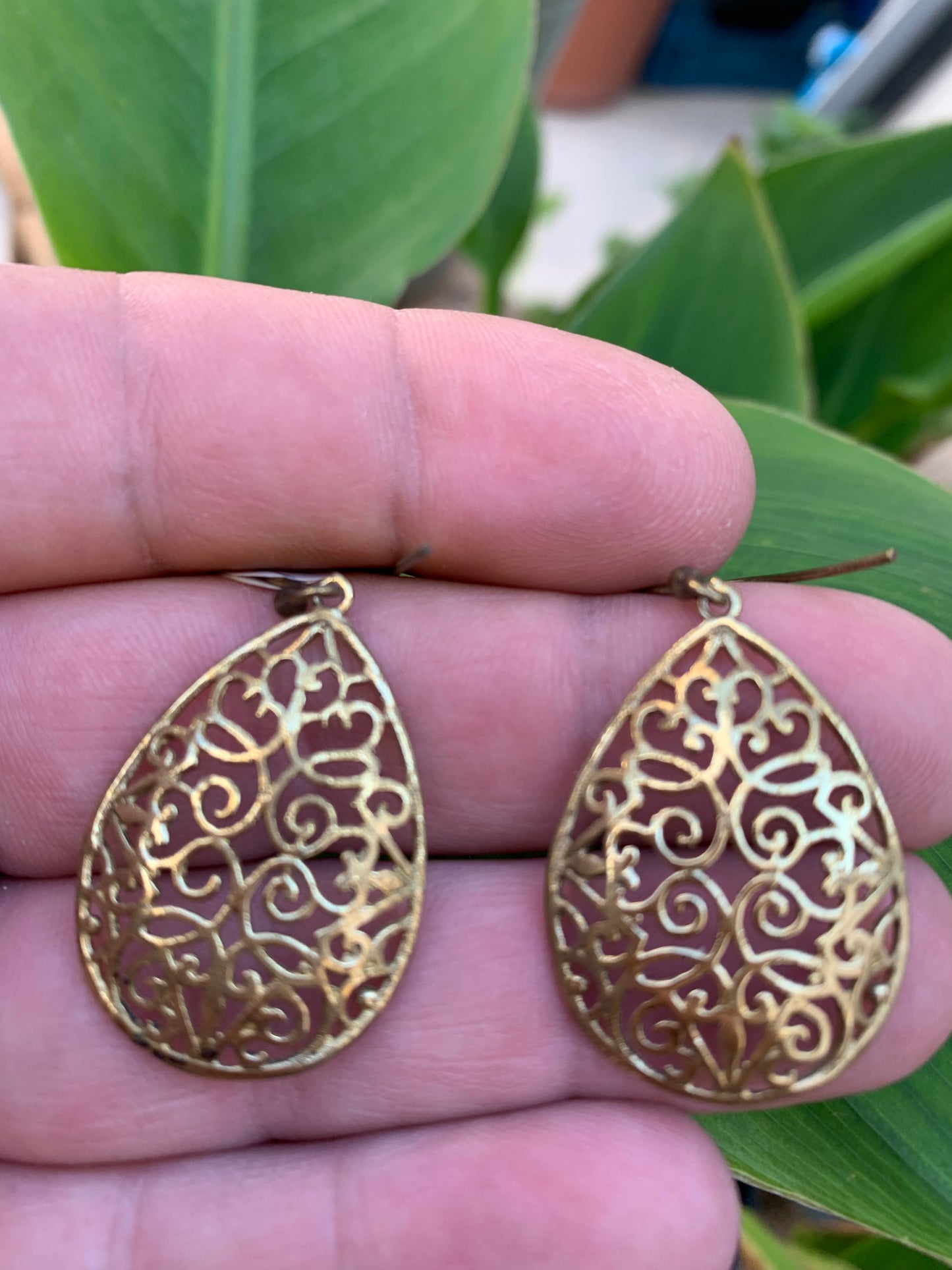 Boucles d'oreilles en forme de Mandala ovale de 35 millimètres de diamètre, hauteur totale de 55mm. Finition laiton, superbes pièces, parfait !