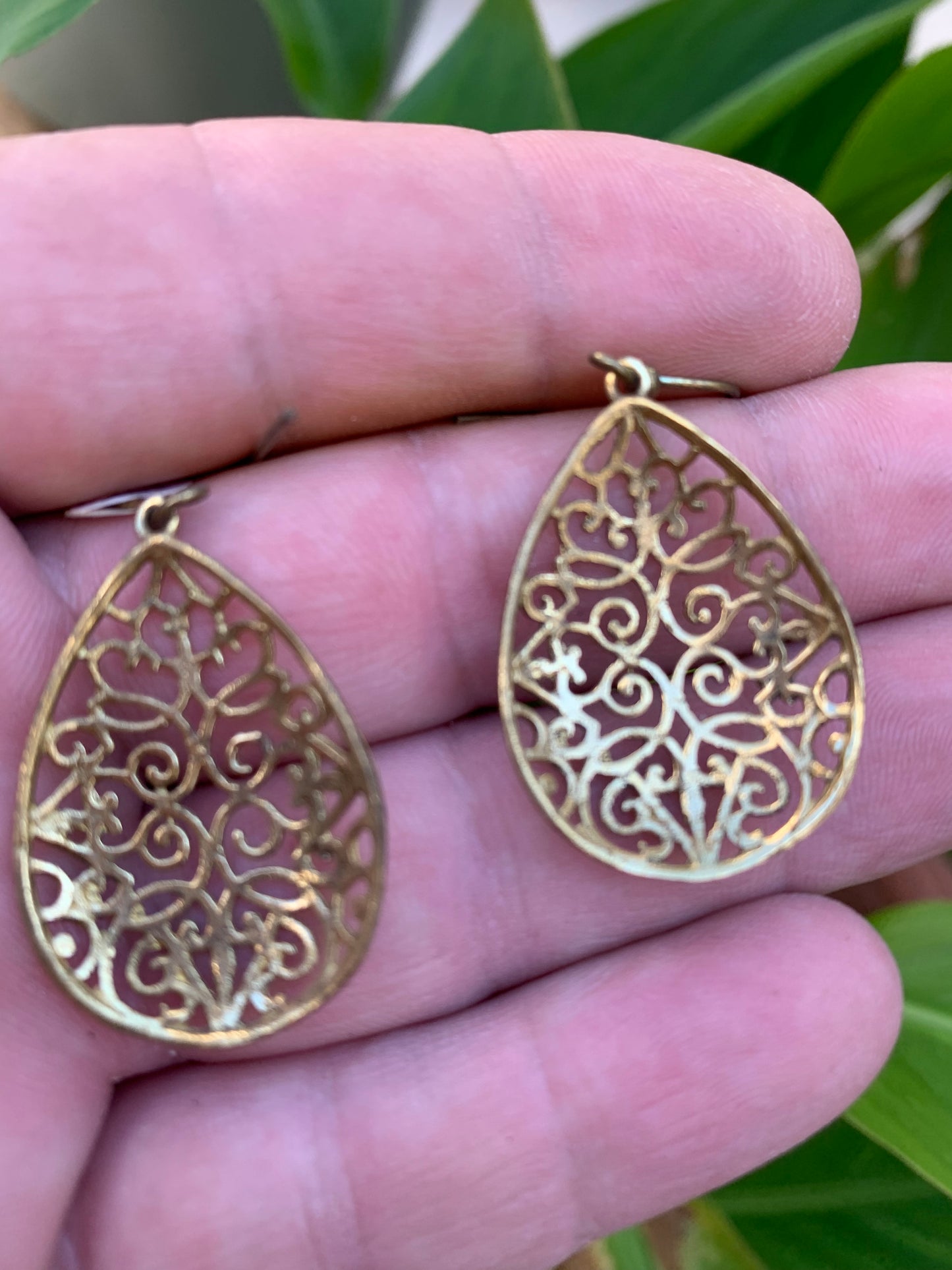 Boucles d'oreilles en forme de Mandala ovale de 35 millimètres de diamètre, hauteur totale de 55mm. Finition laiton, superbes pièces, parfait !