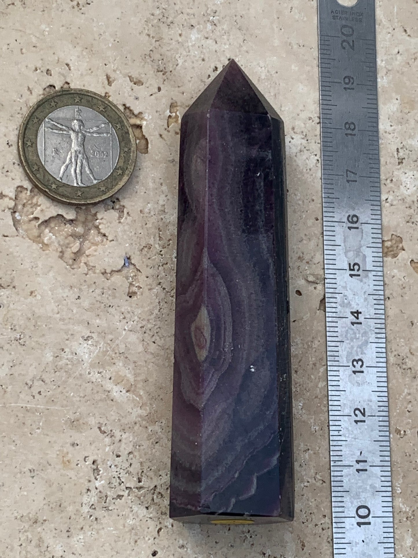 Fluorite violette, pointe laser de 90 mm x 24 x 20 / 93,3 grammes. Belle qualité, magnifique pièce !