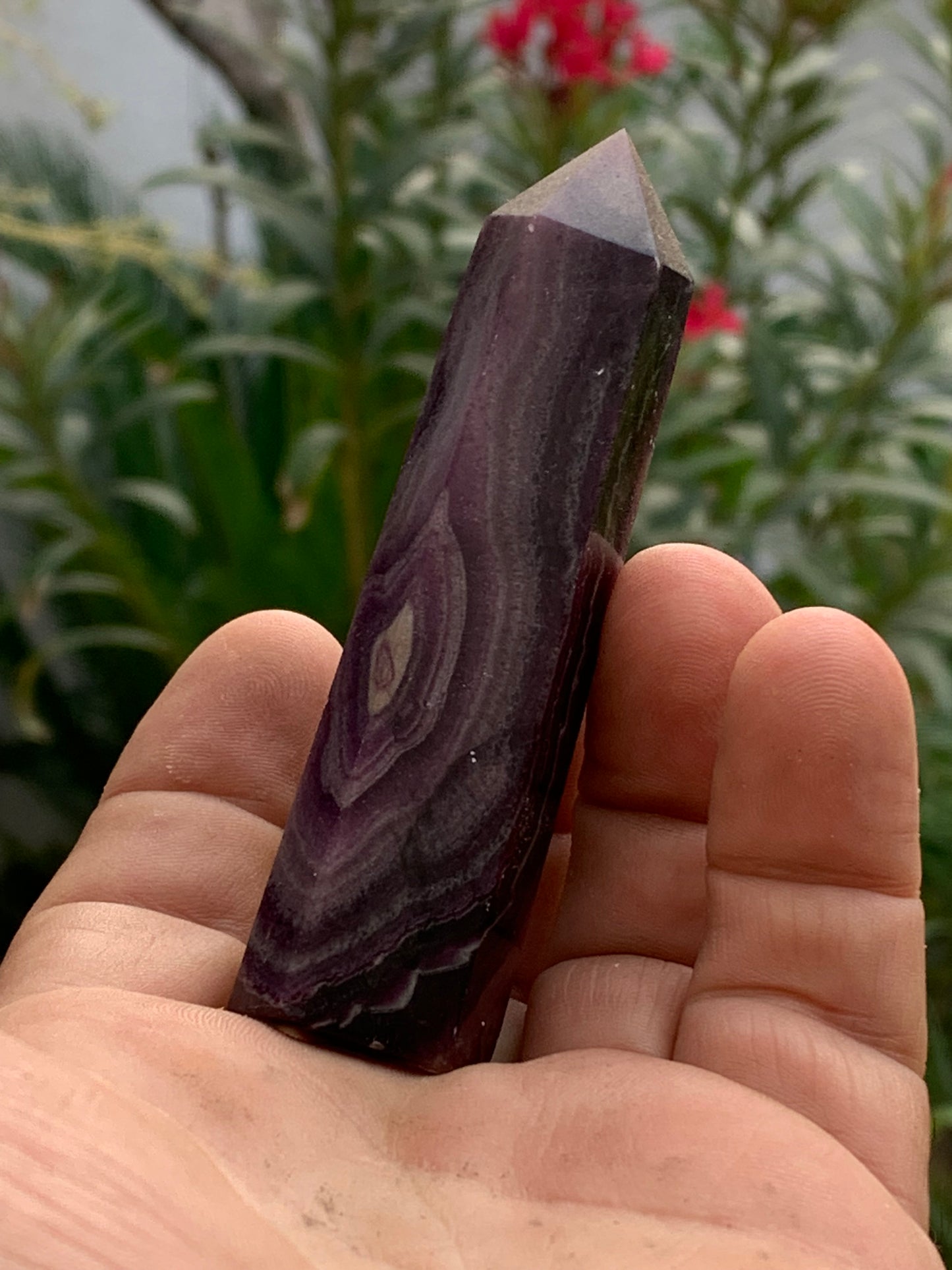 Fluorite violette, pointe laser de 90 mm x 24 x 20 / 93,3 grammes. Belle qualité, magnifique pièce !