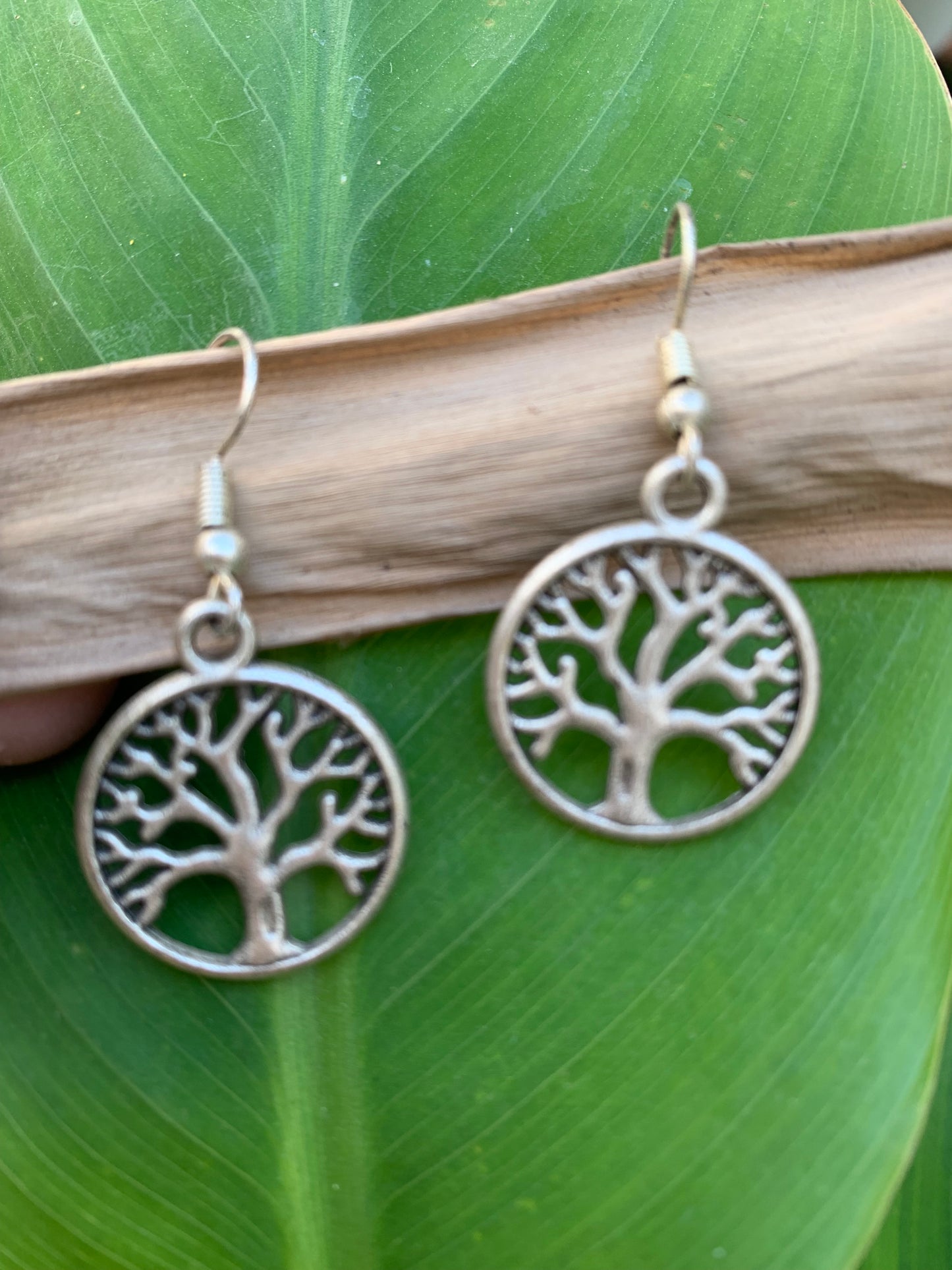 Boucles d'oreilles en forme 'd'Arbre de vie' de 20 millimètres de diamètre, finition laiton argenté, très beau modèle, parfait !