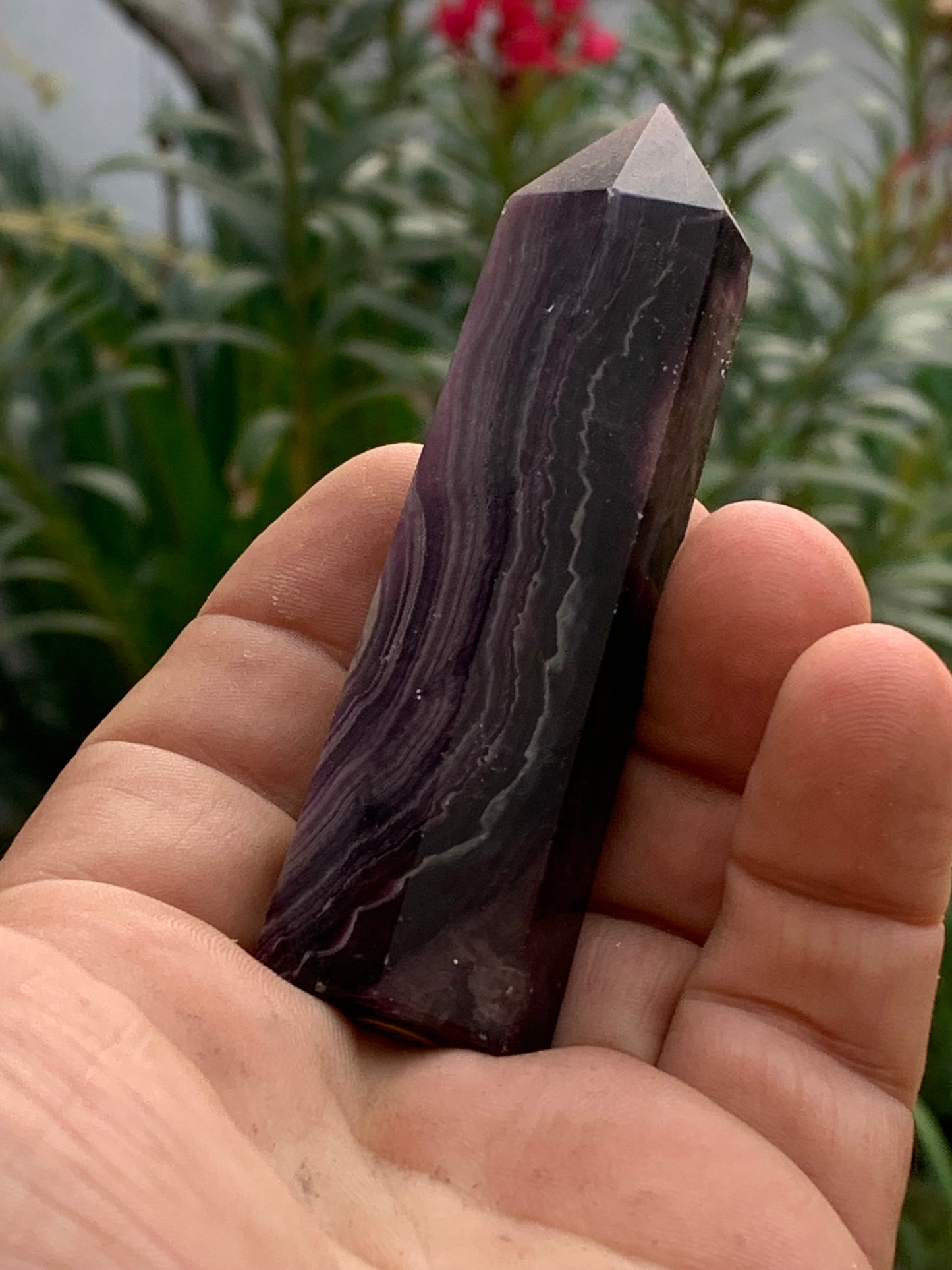 Fluorite violette, pointe laser de 90 mm x 24 x 20 / 93,3 grammes. Belle qualité, magnifique pièce !
