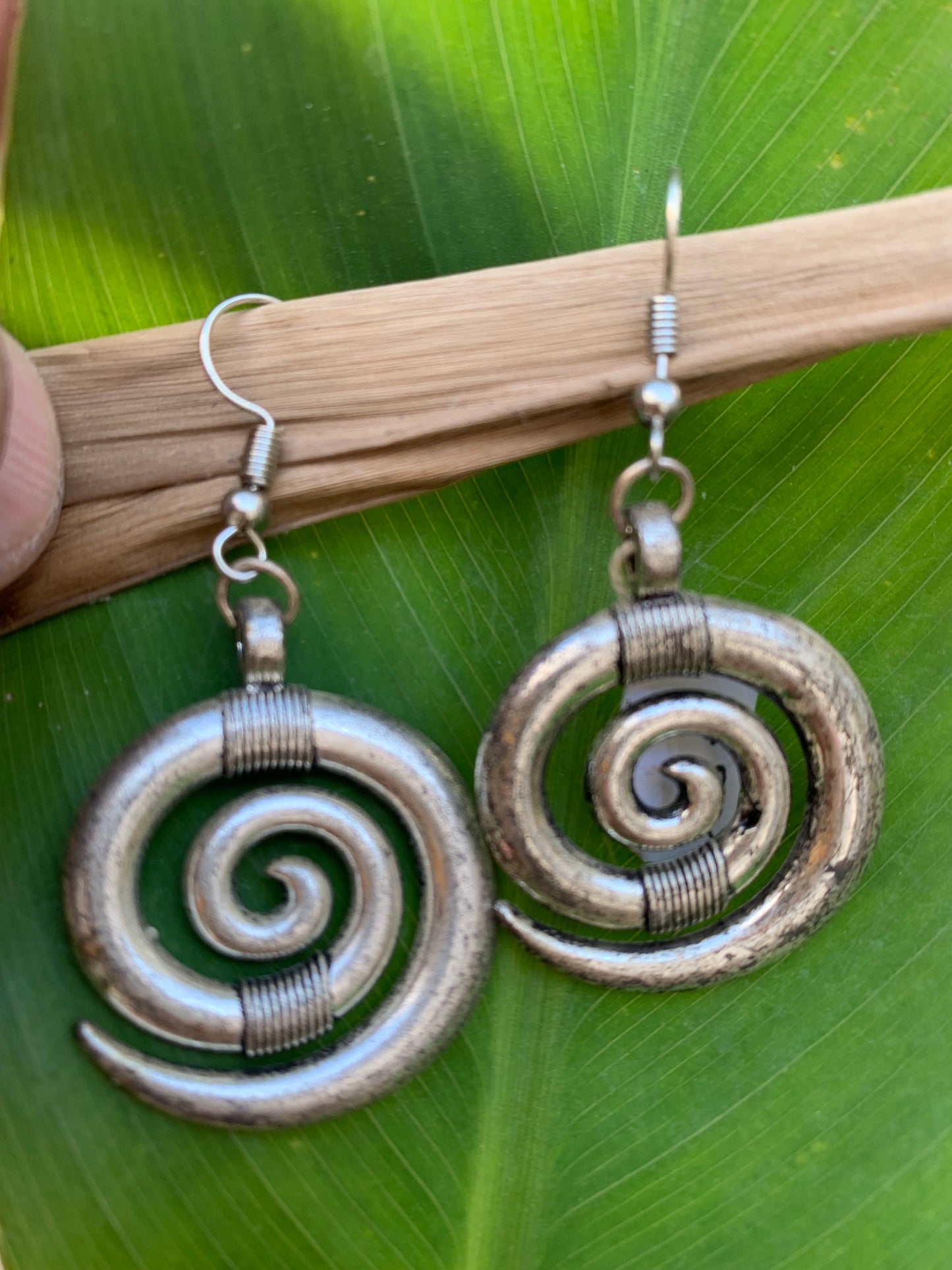 Boucles d'oreilles en forme de spirale de 30 millimètres de diamètre, hauteur totale de 55 mm. Finition laiton argenté, très beau modèle, parfait !