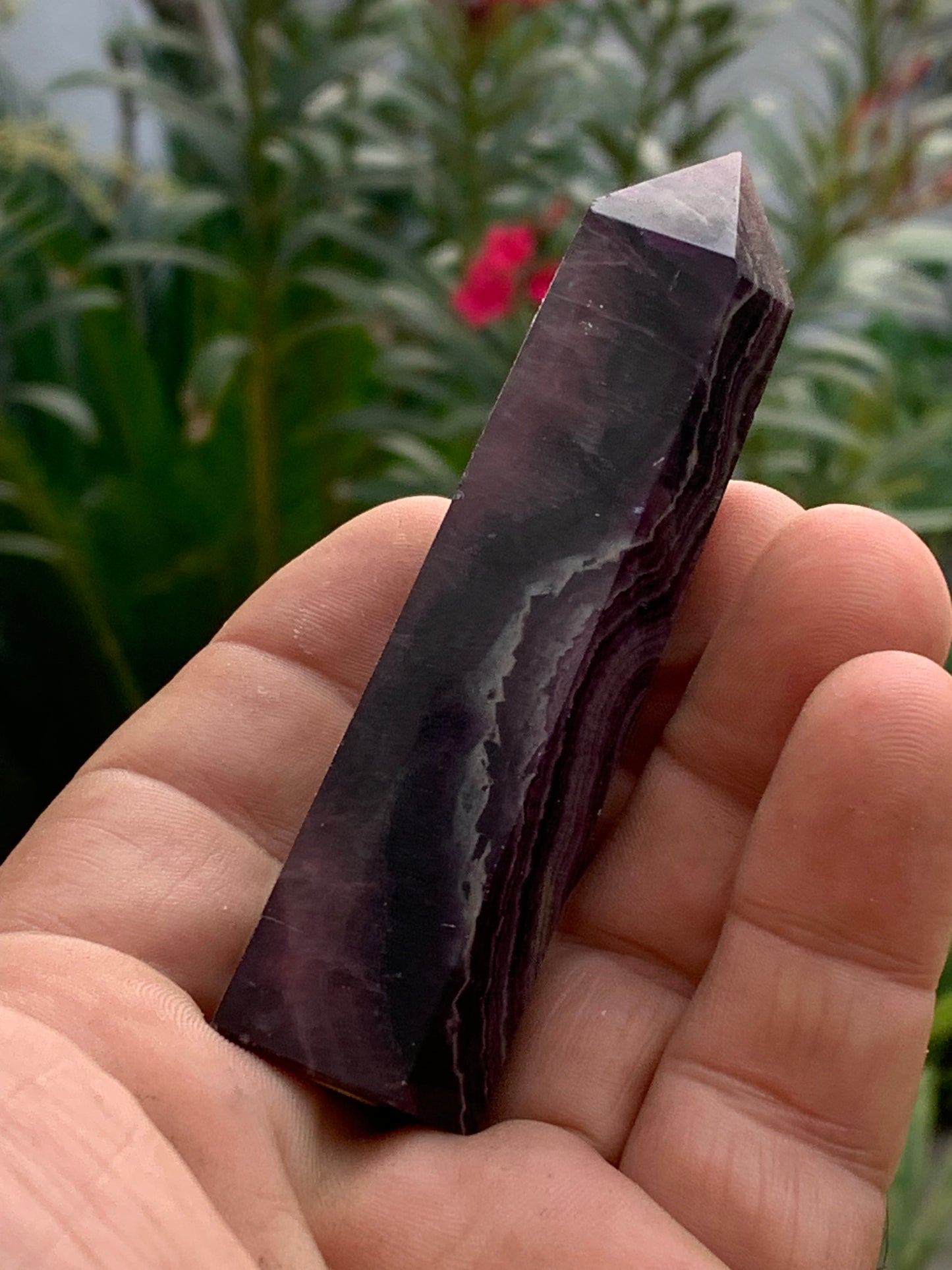 Fluorite violette, pointe laser de 90 mm x 24 x 20 / 93,3 grammes. Belle qualité, magnifique pièce !