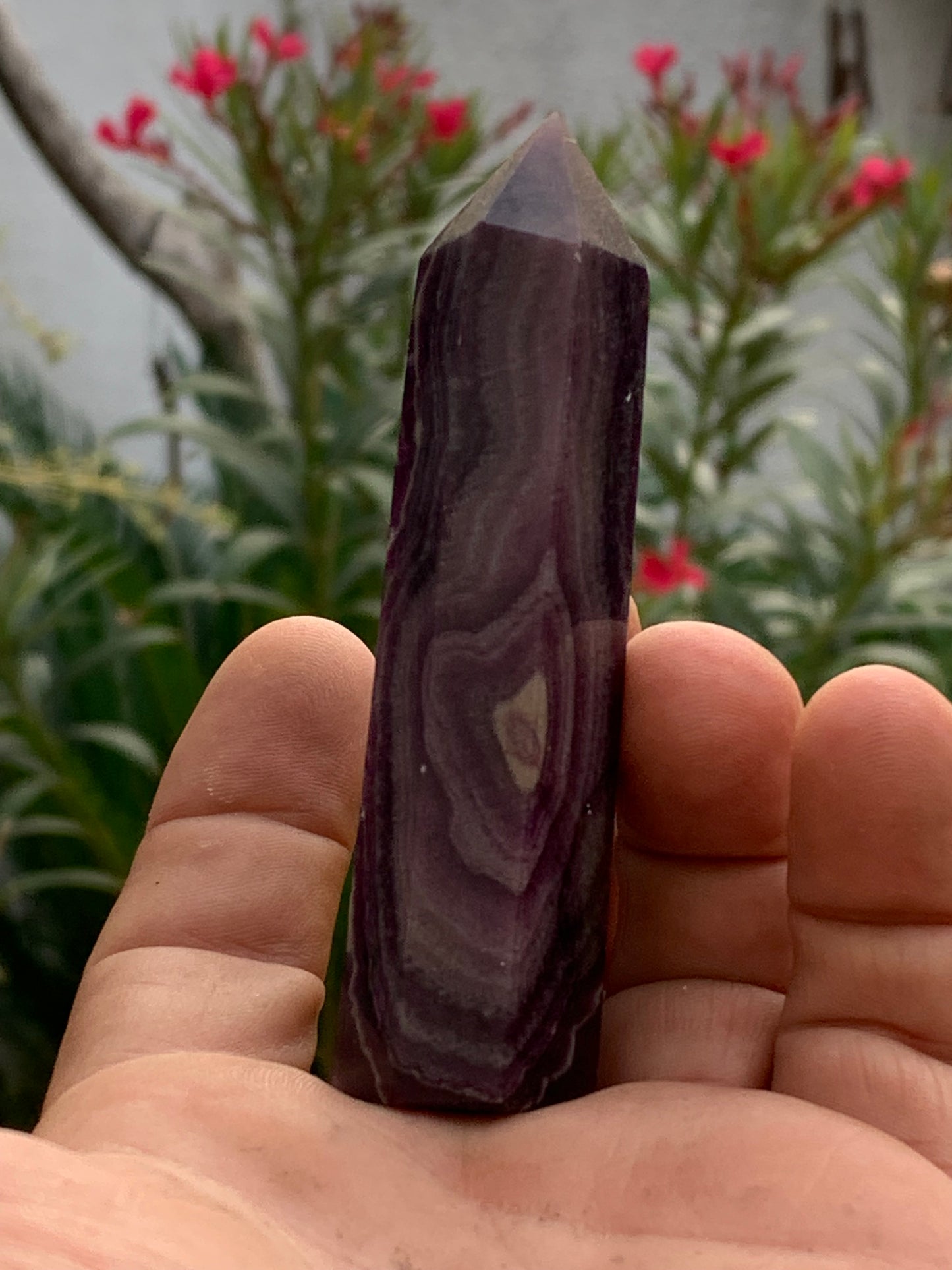 Fluorite violette, pointe laser de 90 mm x 24 x 20 / 93,3 grammes. Belle qualité, magnifique pièce !