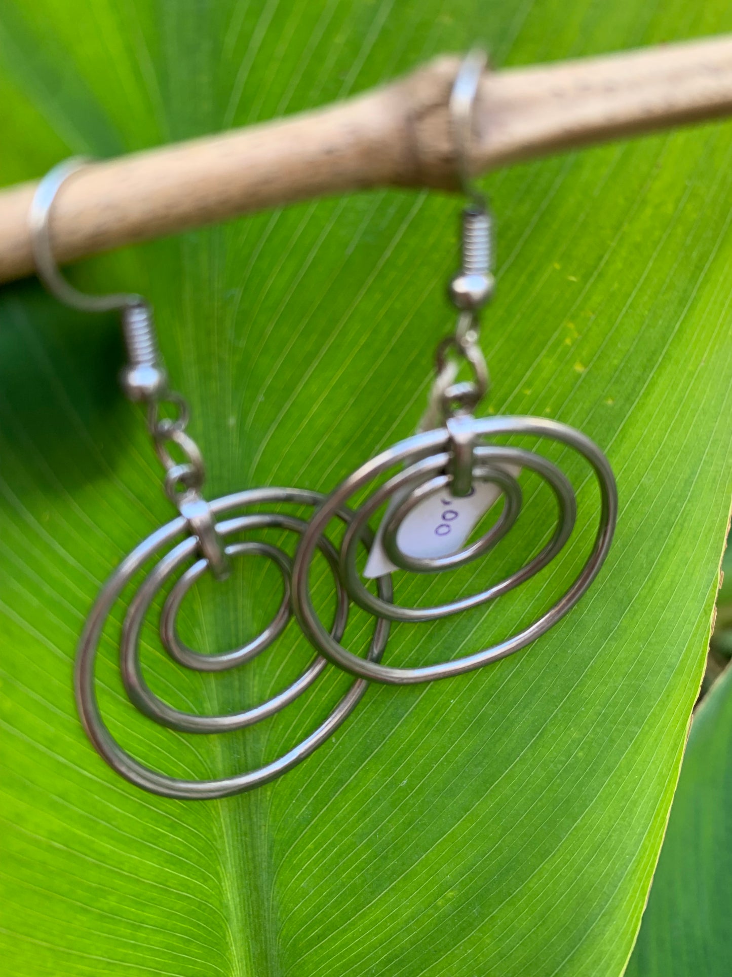 Boucles d'oreilles en forme de multi-shpère de 30 millimètres de diamètre, hauteur totale de 55 mm. Finition laiton argenté, très beau modèle, parfait !