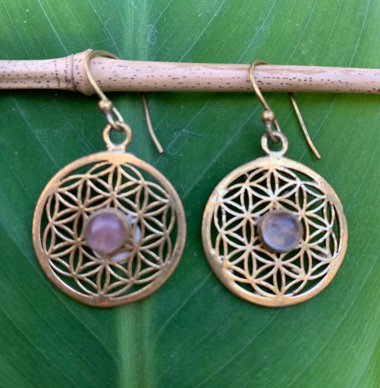 Boucles d'oreilles en forme de fleur de vie et amethyste sertis, 25 millimètres de diamètre, finition Laiton Or, parfait !
