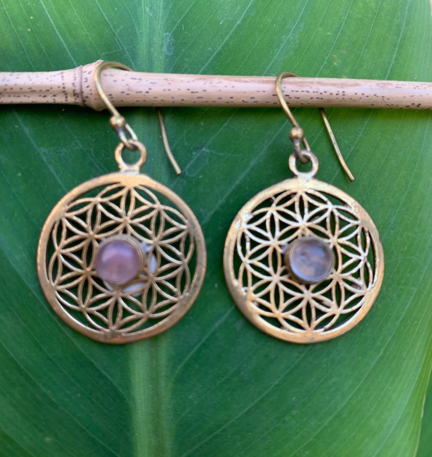 Boucles d'oreilles en forme de fleur de vie et amethyste sertis, 25 millimètres de diamètre, finition Laiton Or, parfait !