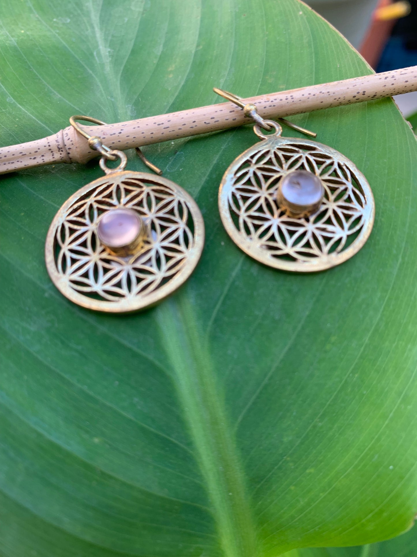 Boucles d'oreilles en forme de fleur de vie et amethyste sertis, 25 millimètres de diamètre, finition Laiton Or, parfait !