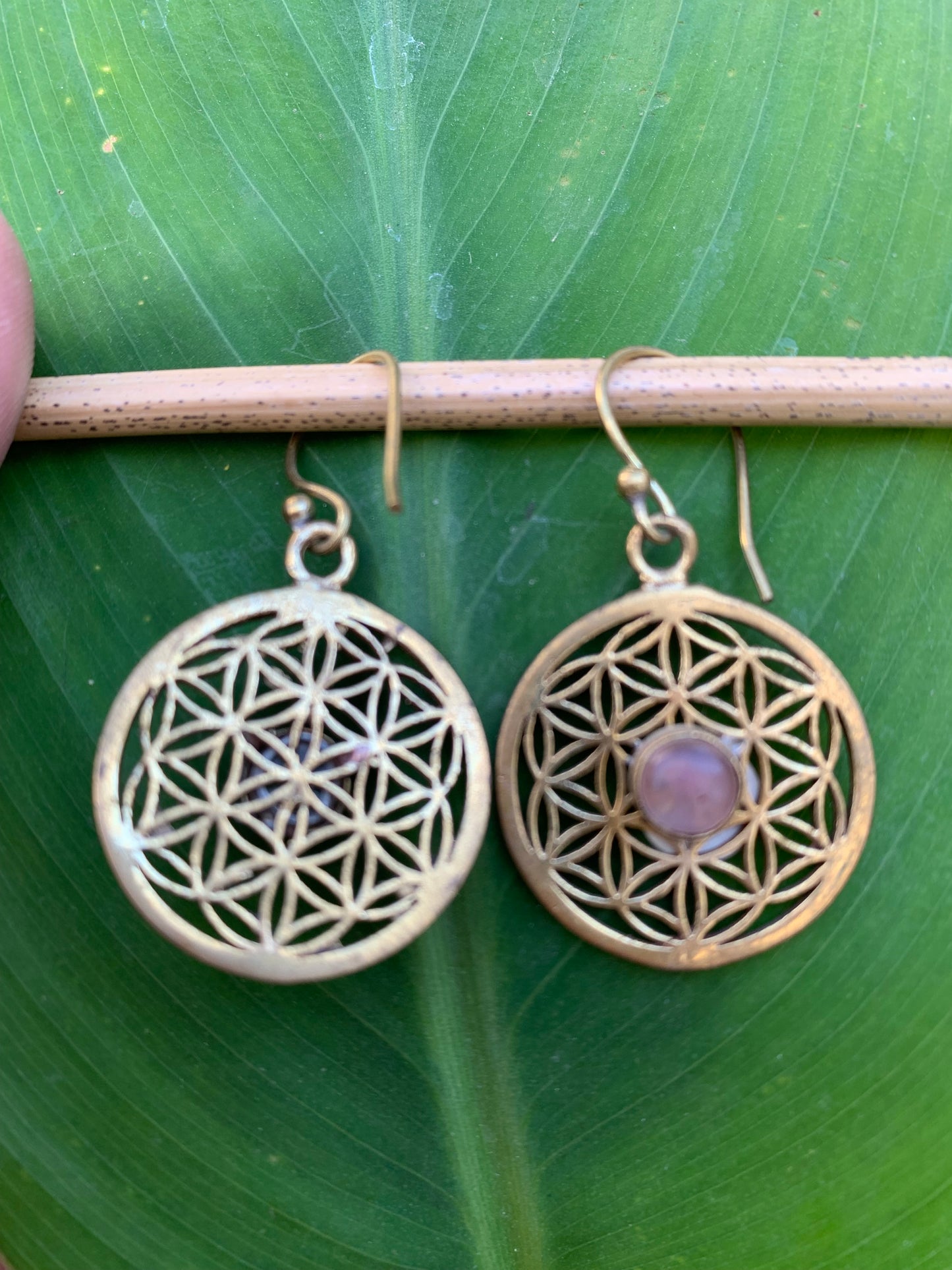 Boucles d'oreilles en forme de fleur de vie et amethyste sertis, 25 millimètres de diamètre, finition Laiton Or, parfait !